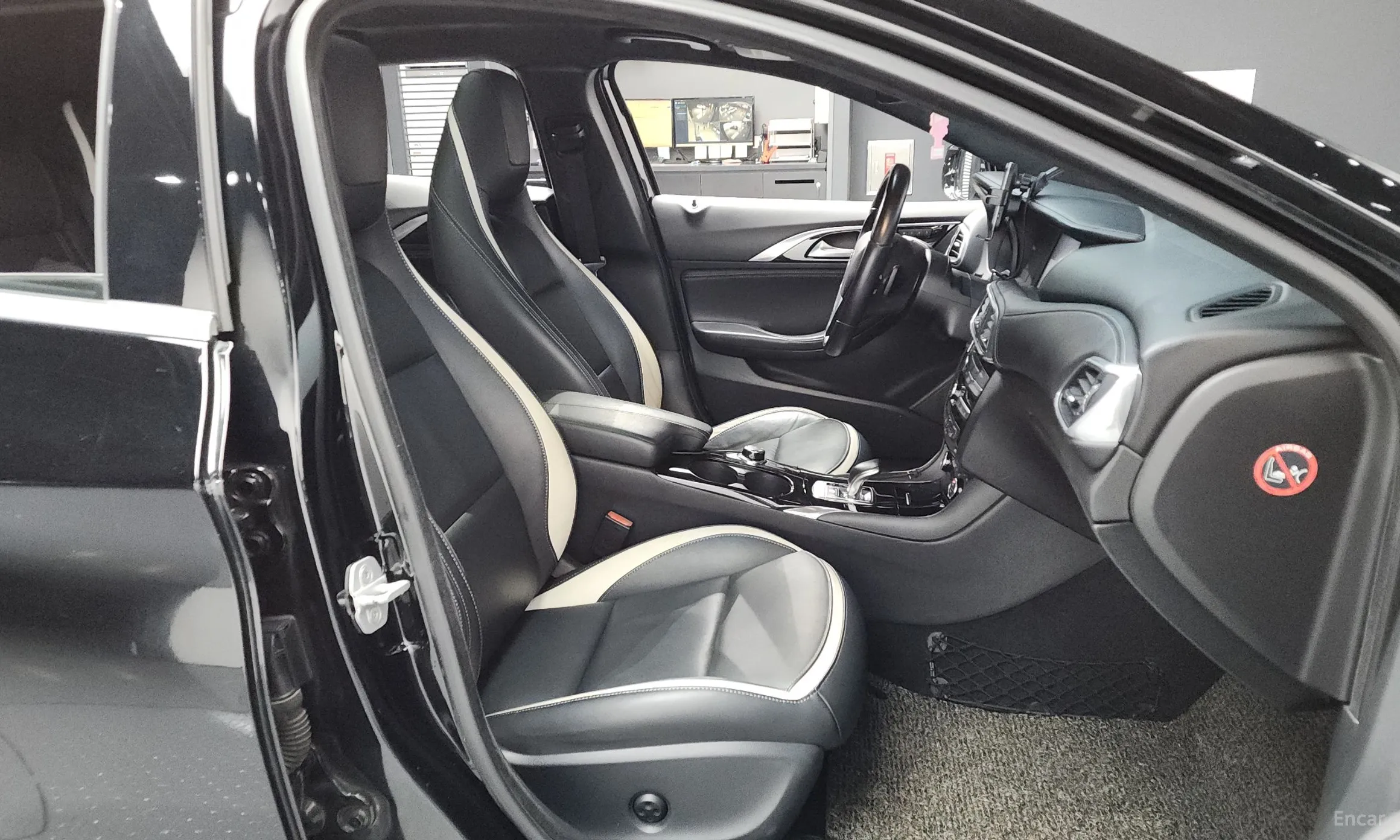 Infiniti Q30 превью 11