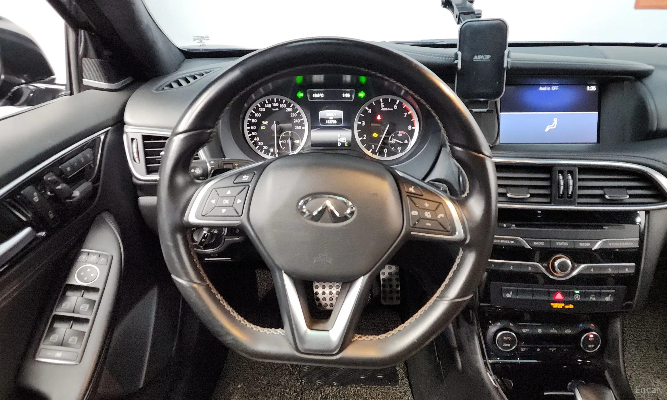 Infiniti Q30 превью 13