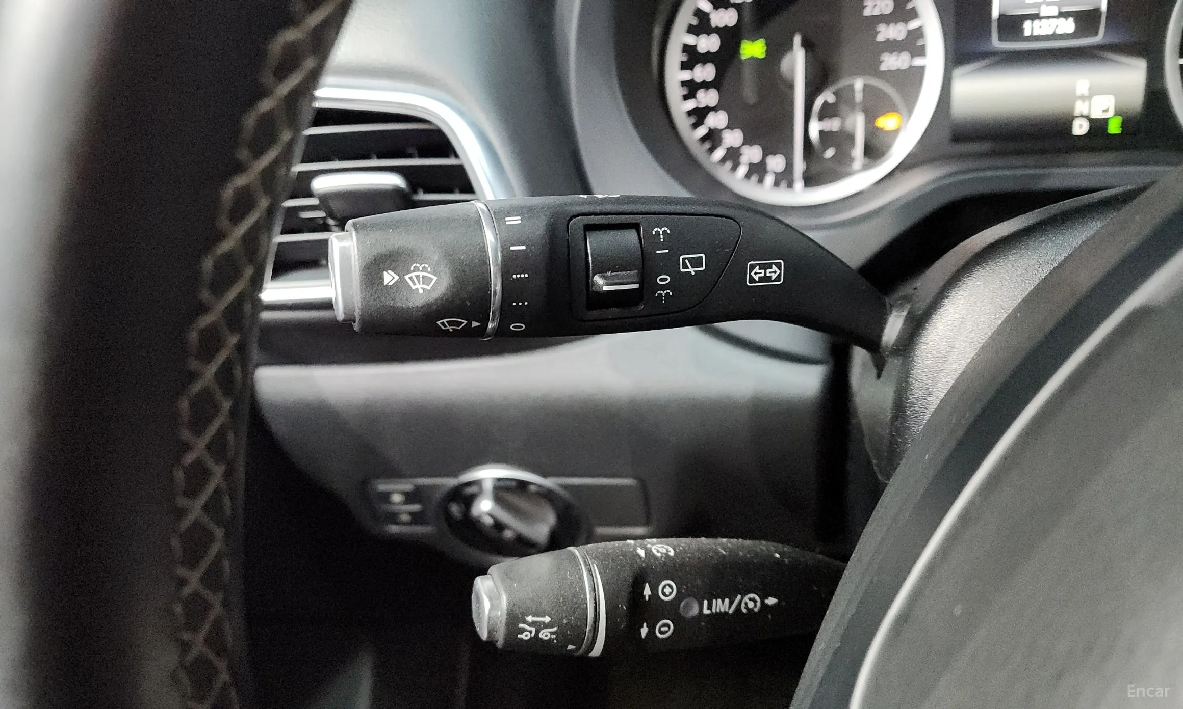 Infiniti Q30 превью 17