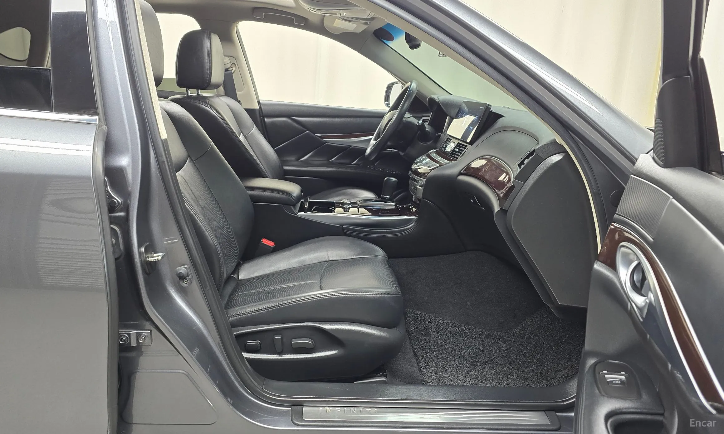 Infiniti Q70 превью 10