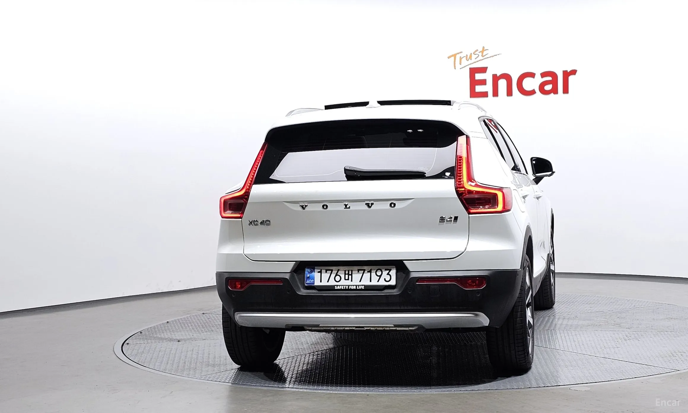 Volvo XC40 превью 4