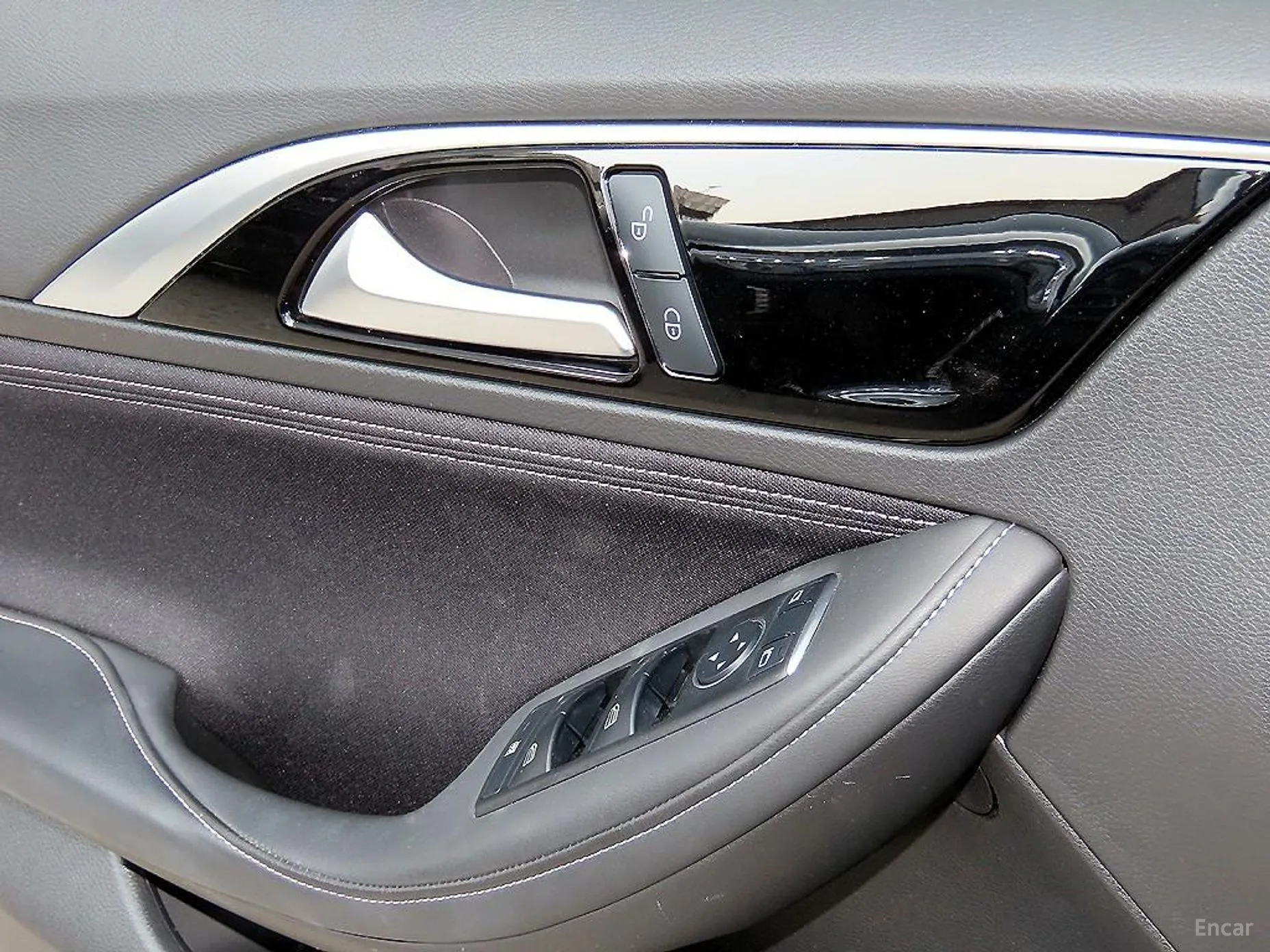 Infiniti Q30 превью 11