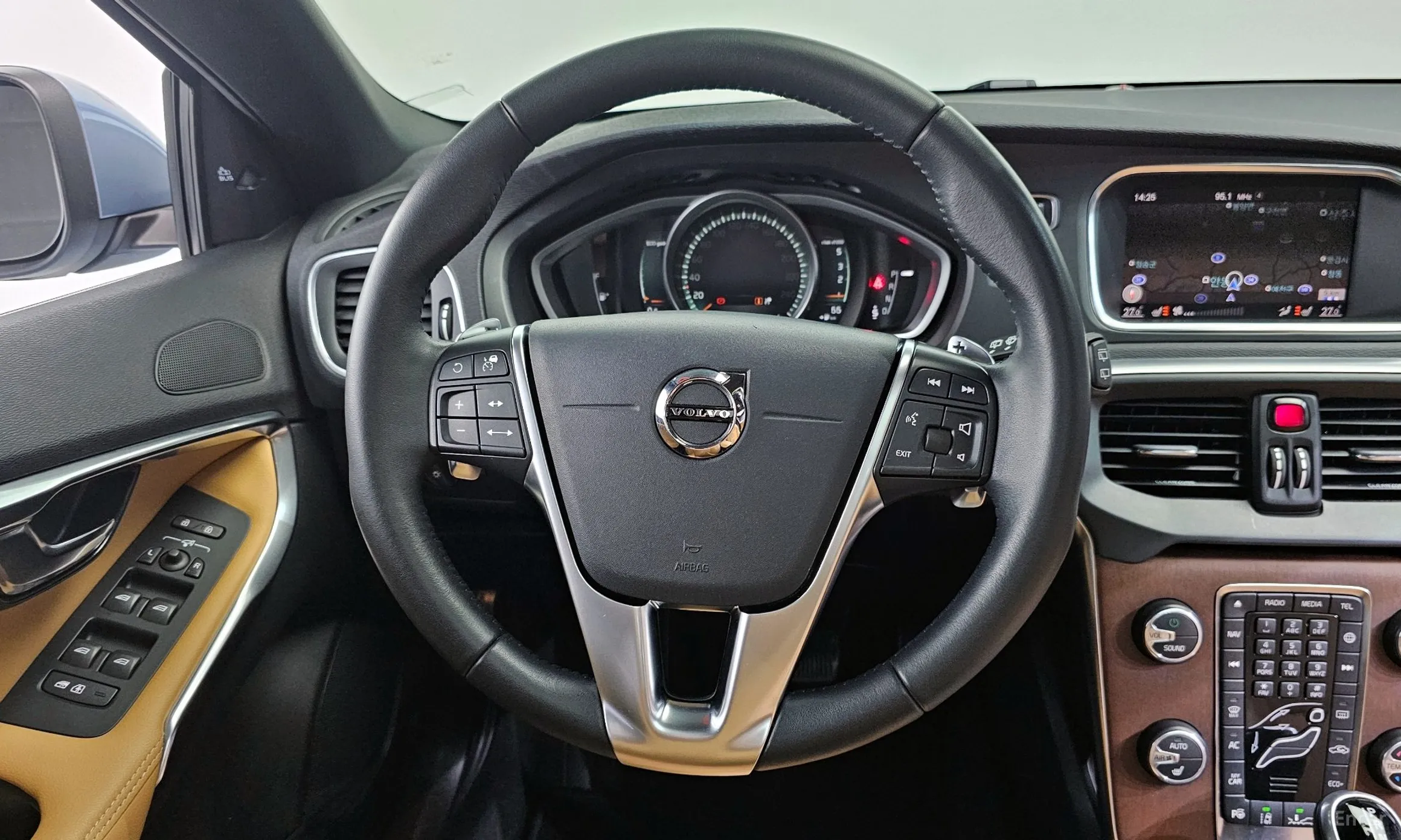 Volvo V40 превью 14
