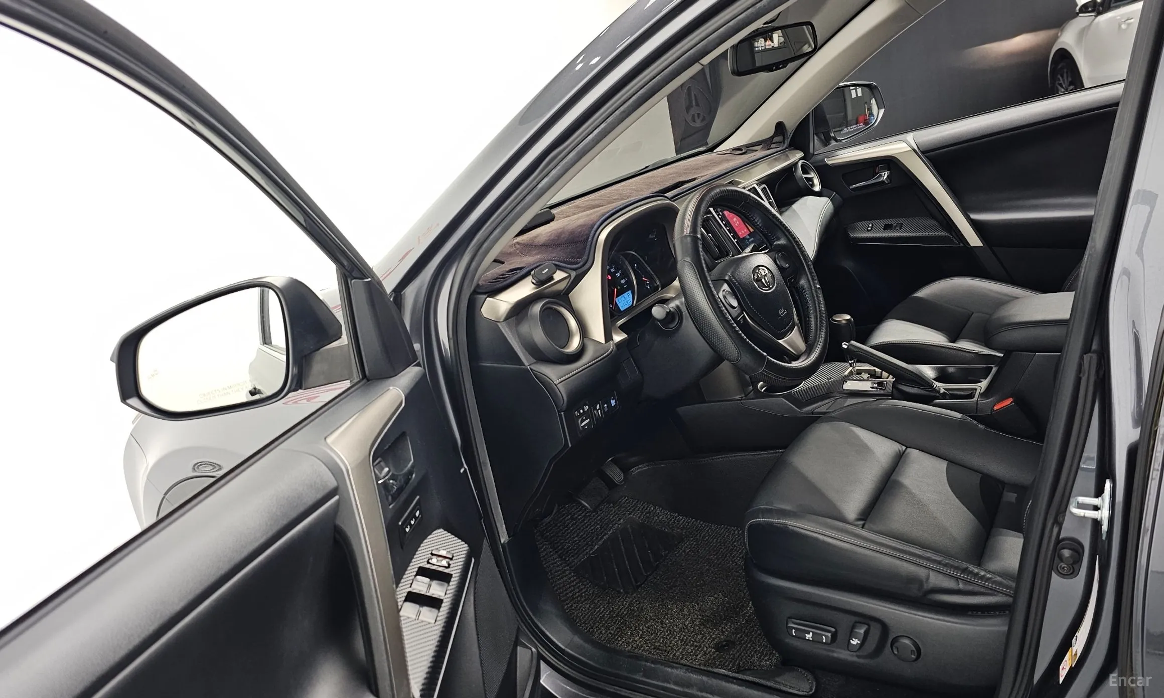 Toyota RAV4 превью 10