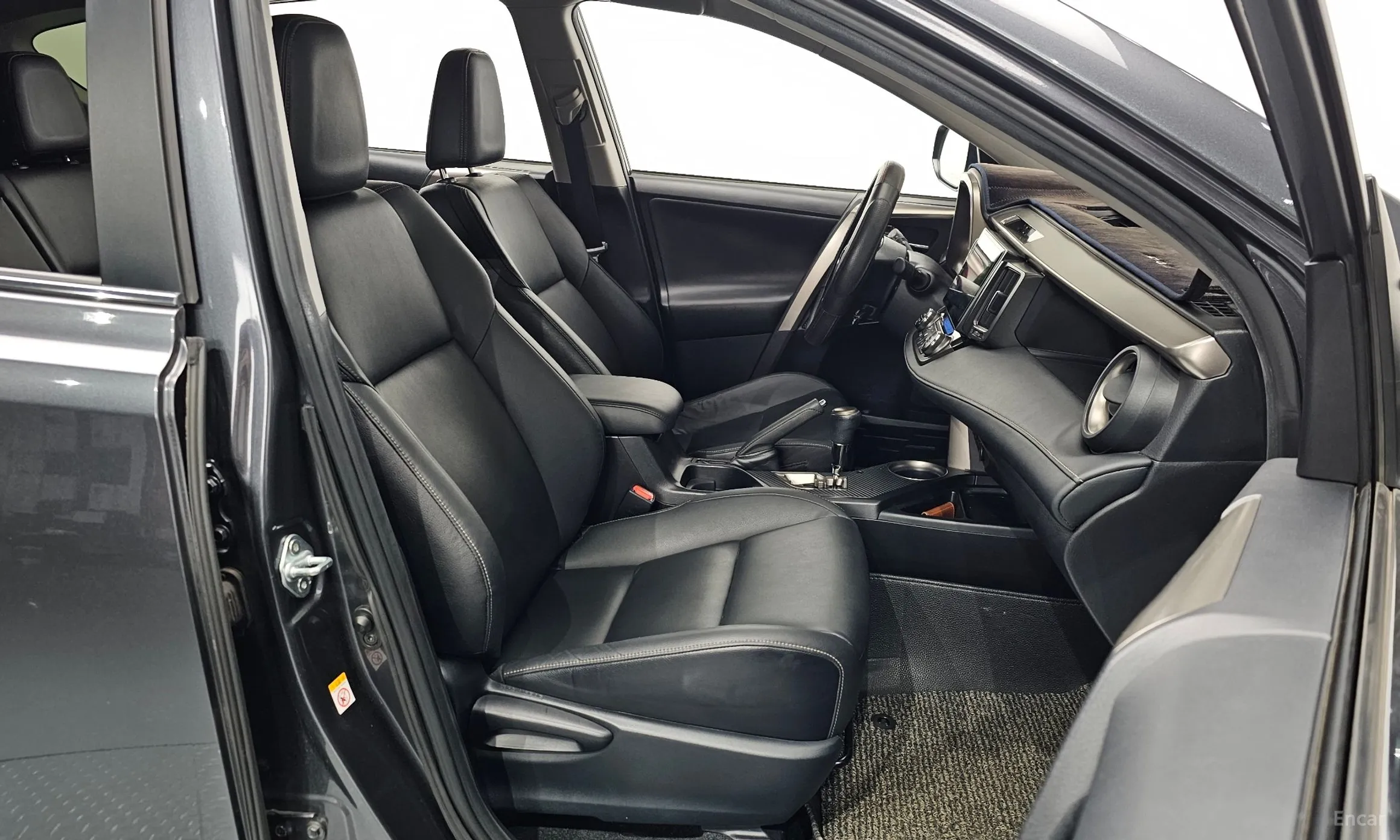 Toyota RAV4 превью 12