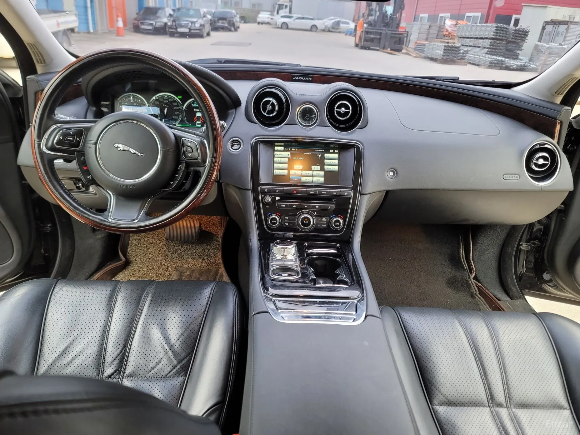 Jaguar All New XJ превью 9