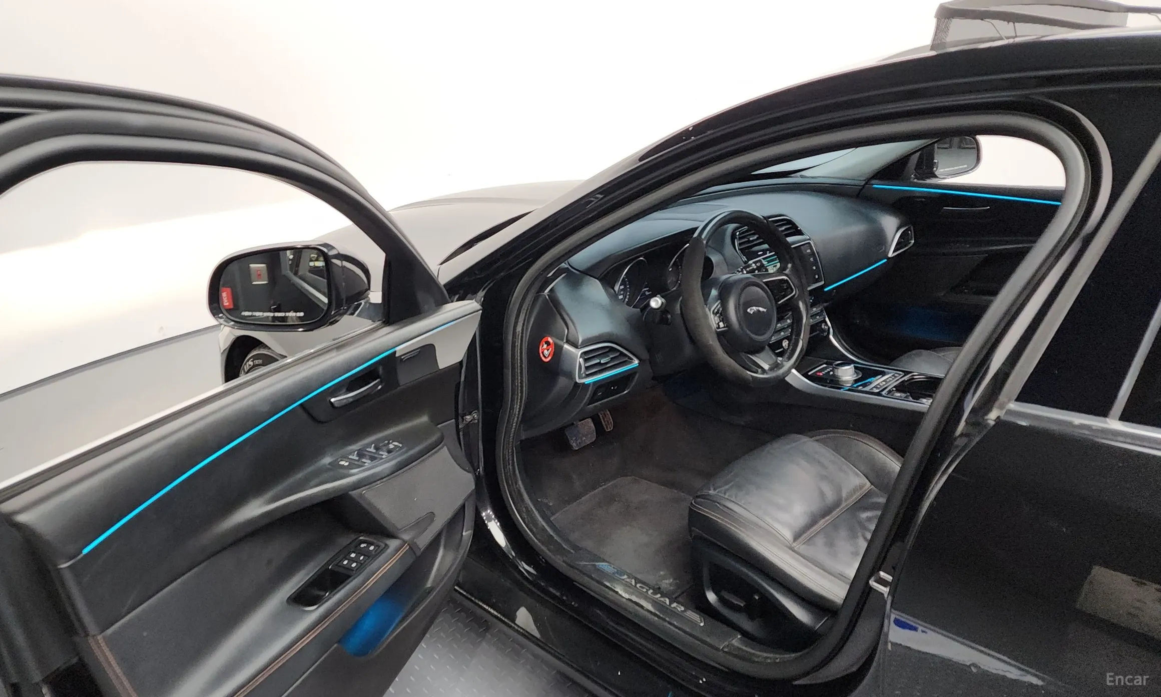 Jaguar XE превью 10