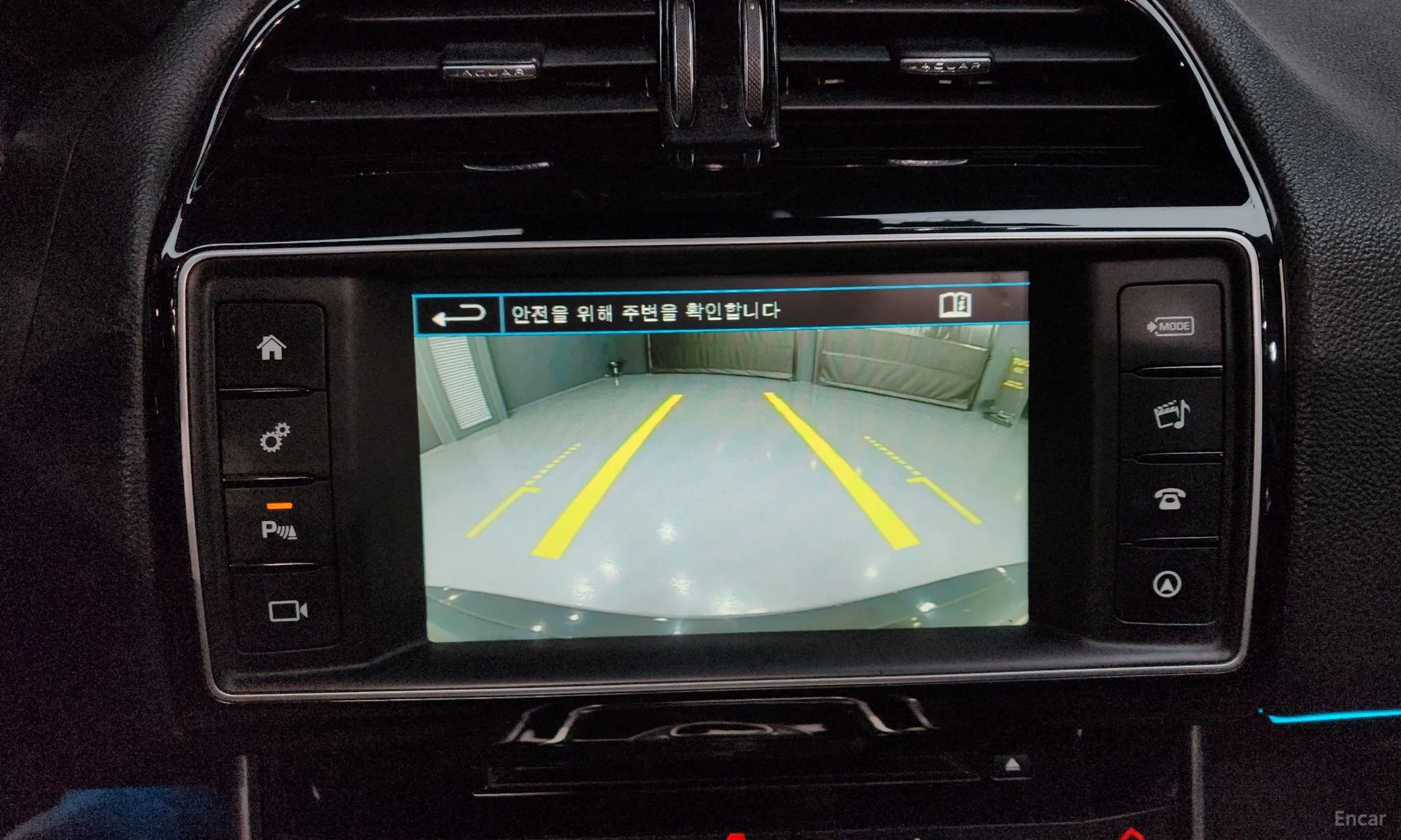 Jaguar XE превью 15