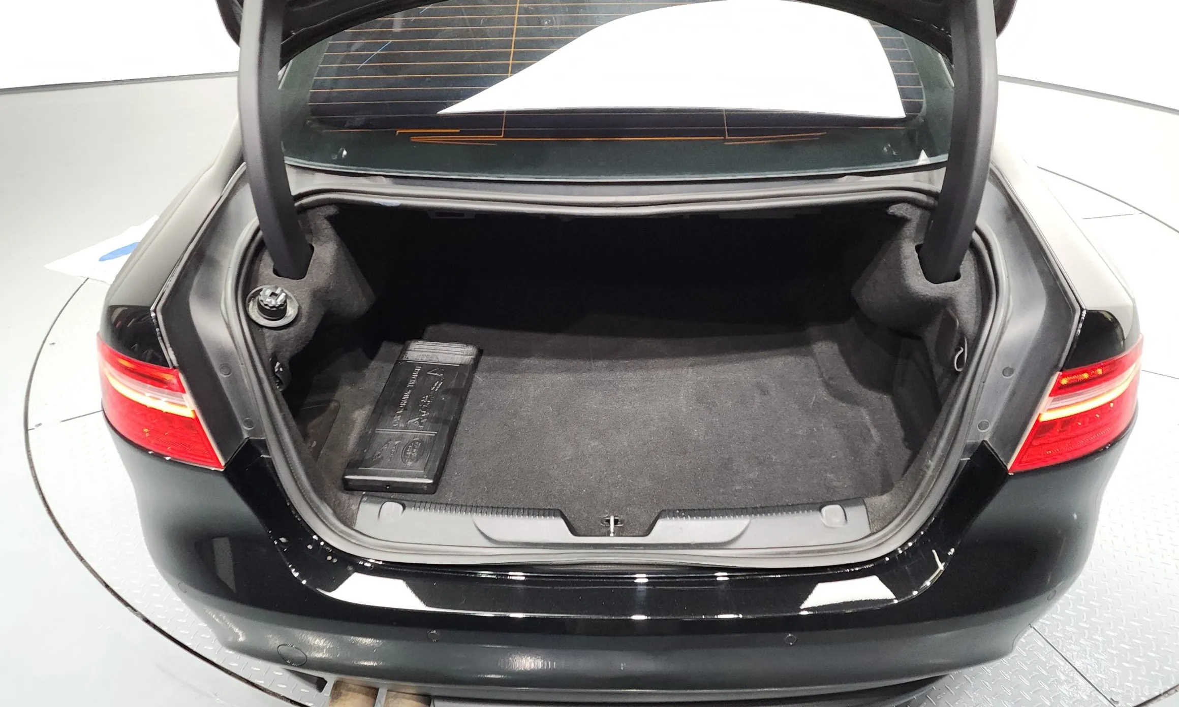 Jaguar XE превью 20