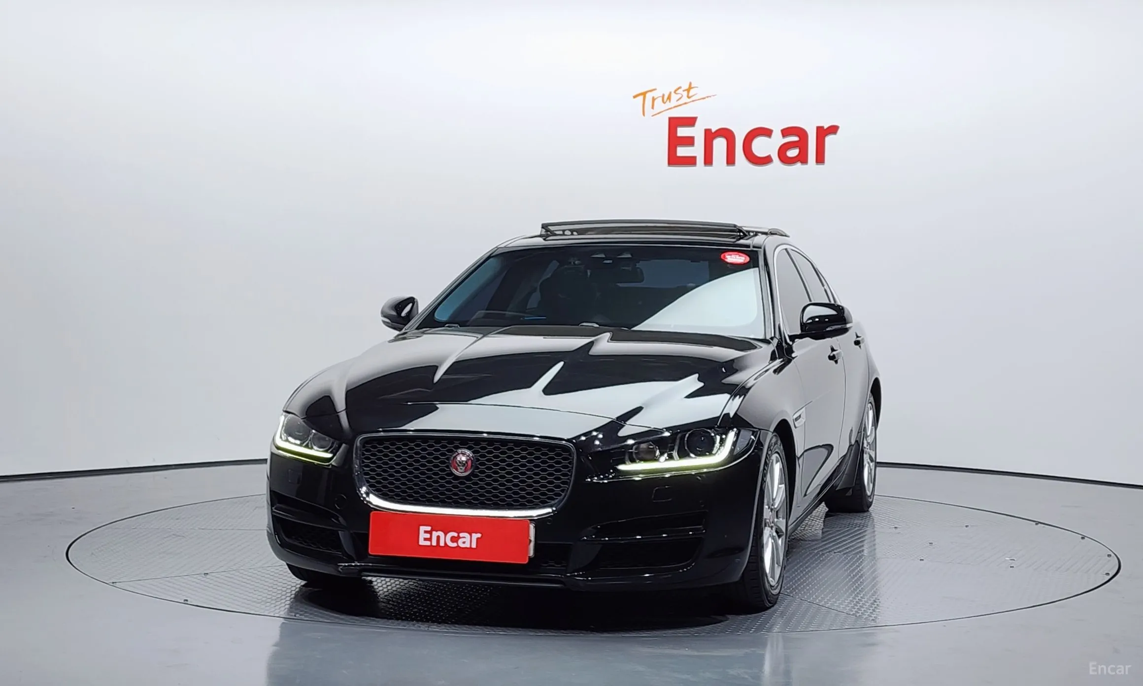 Jaguar XE превью 3