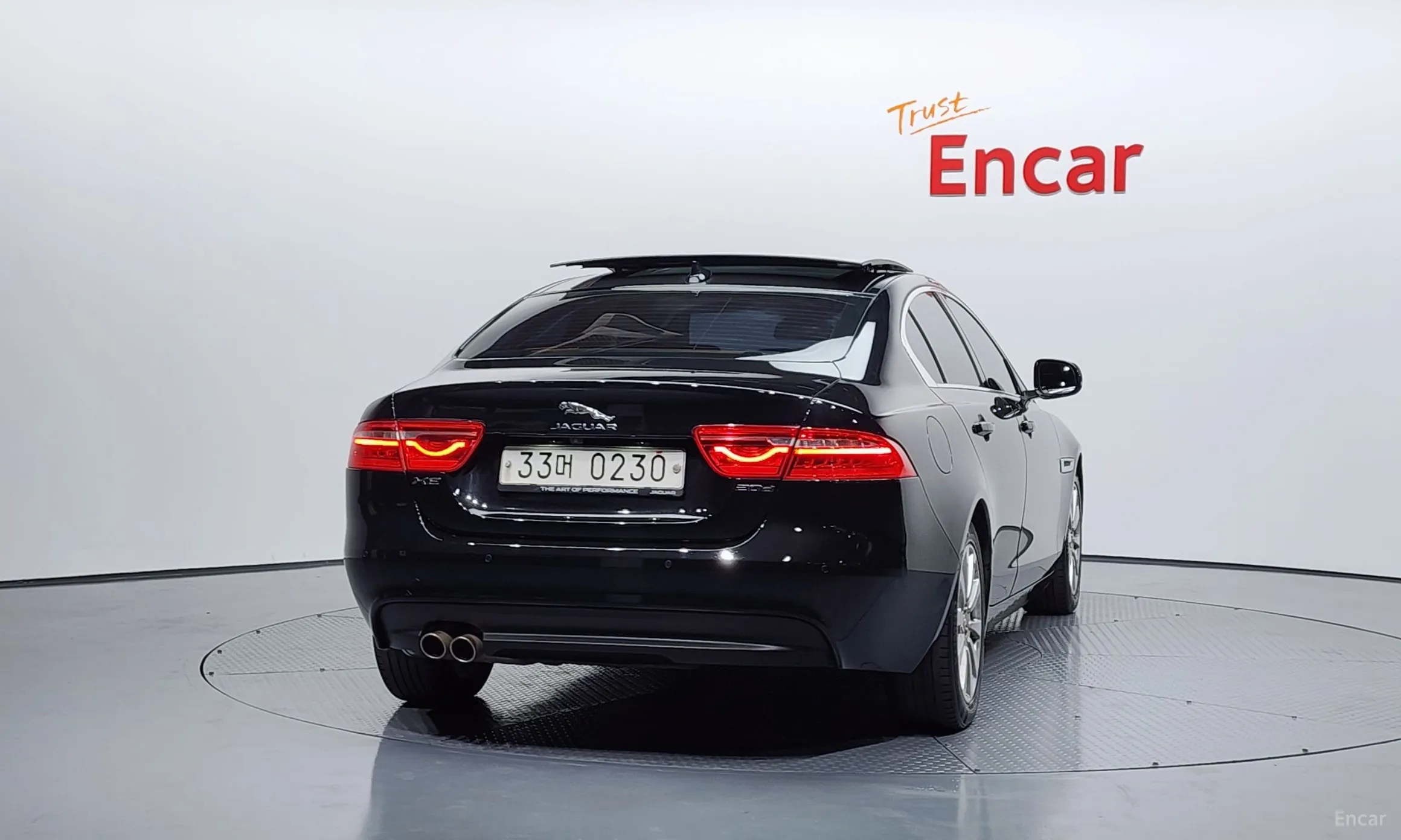 Jaguar XE превью 4