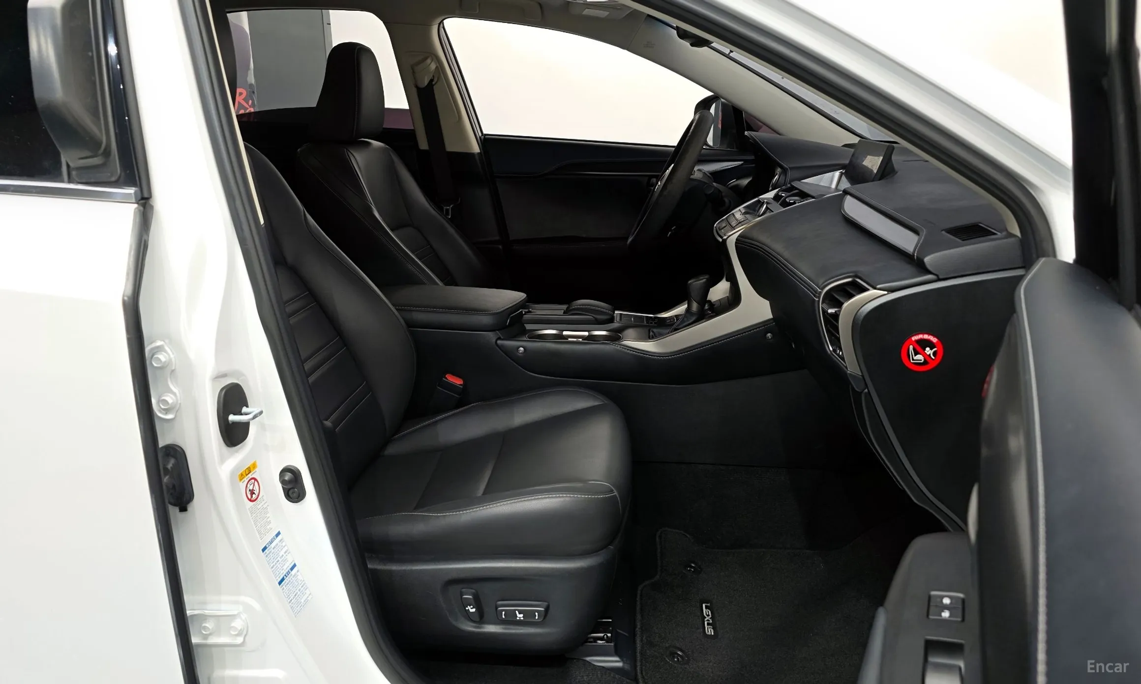Lexus NX300h превью 11
