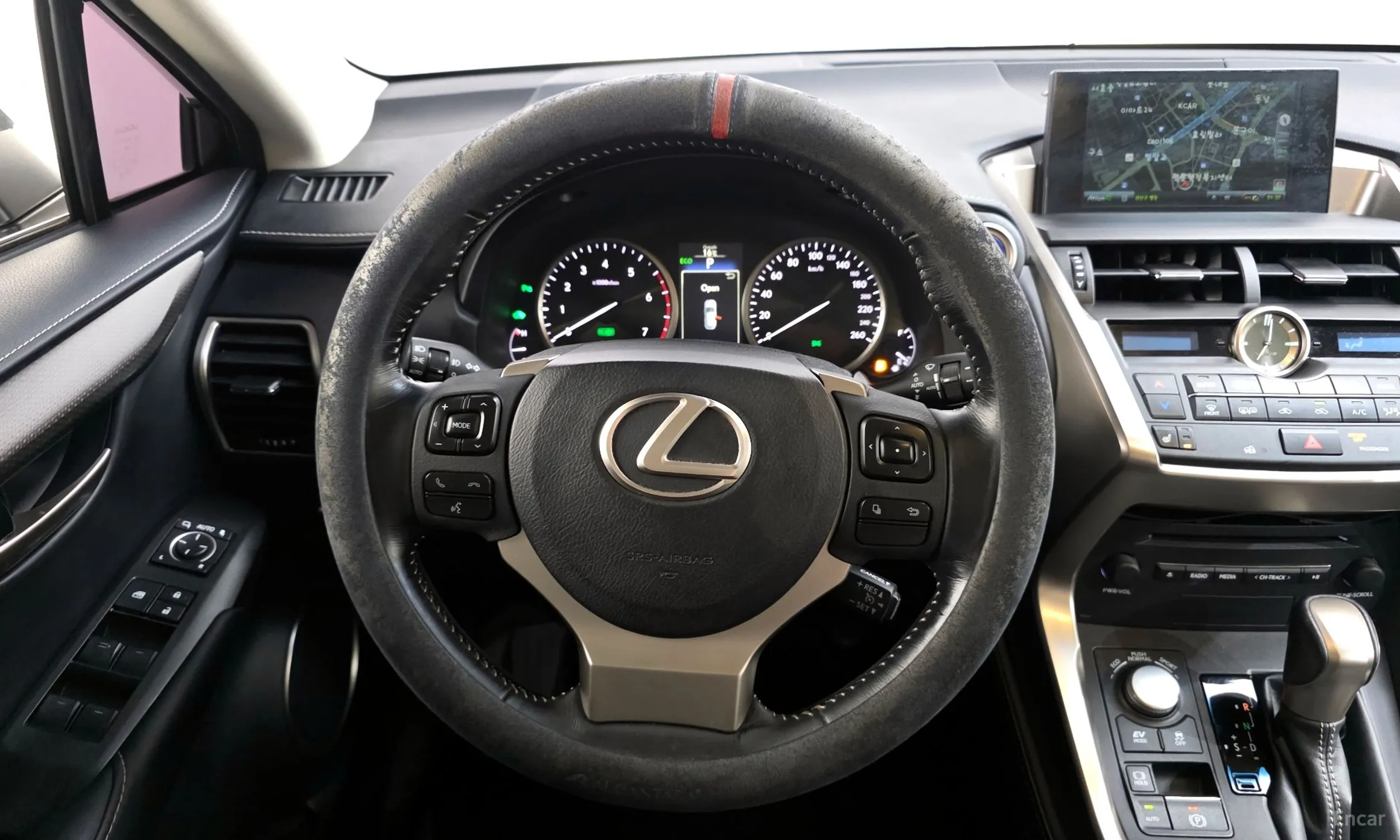 Lexus NX300h превью 14