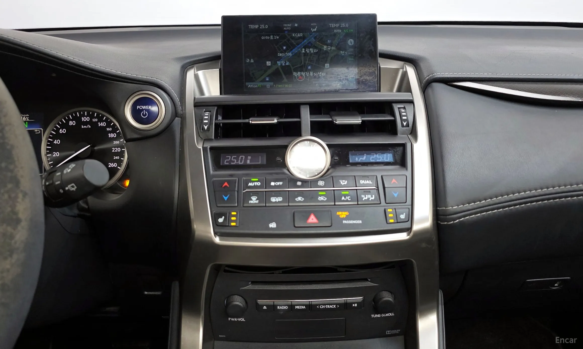 Lexus NX300h превью 17