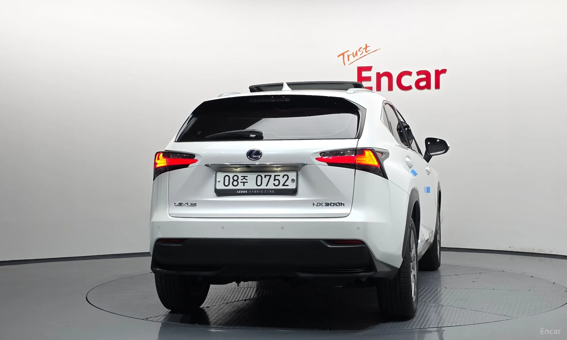 Lexus NX300h превью 4