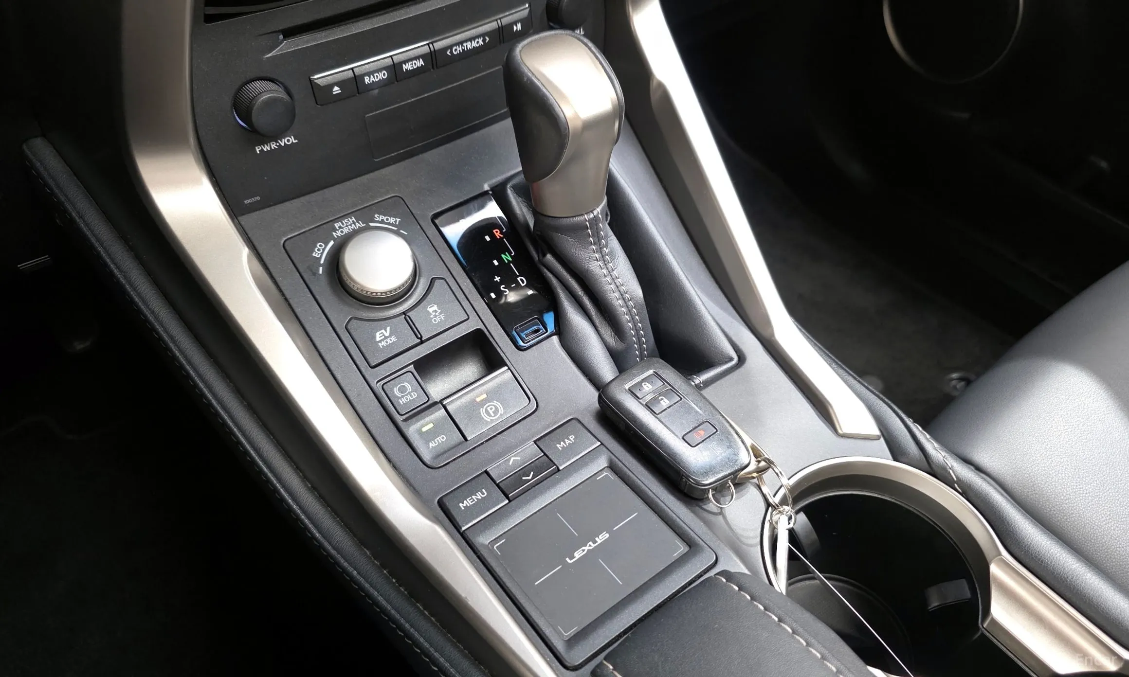 Lexus NX300h превью 9