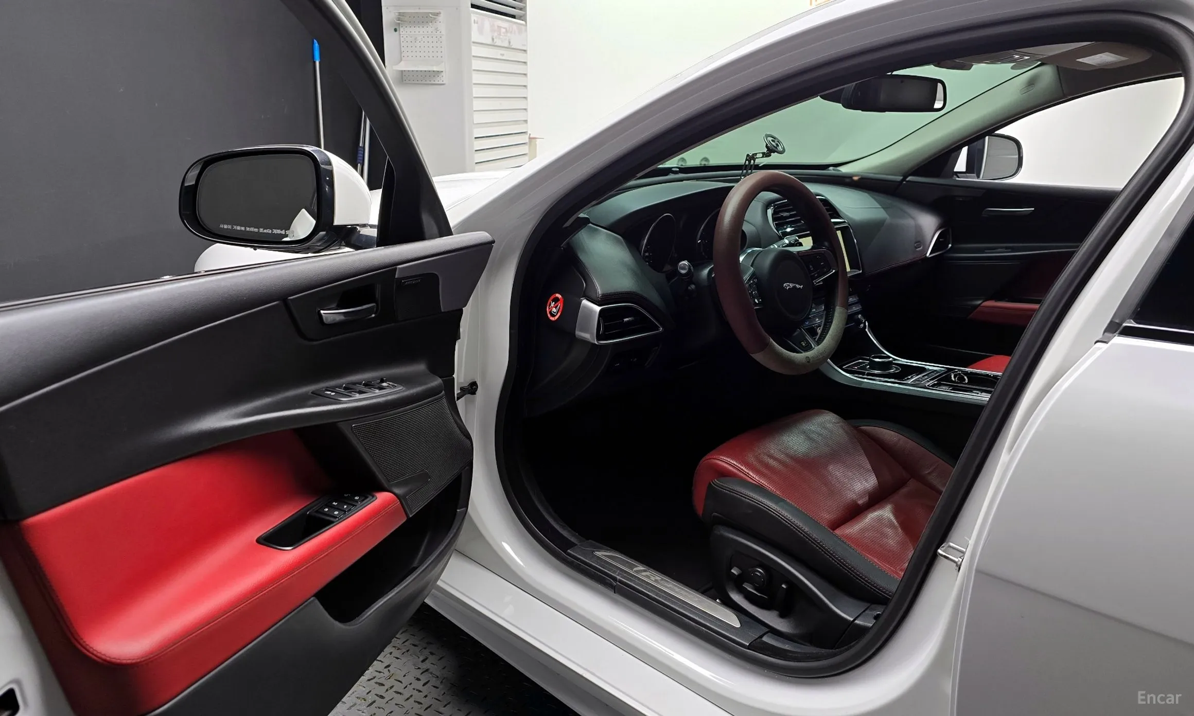 Jaguar XE превью 10