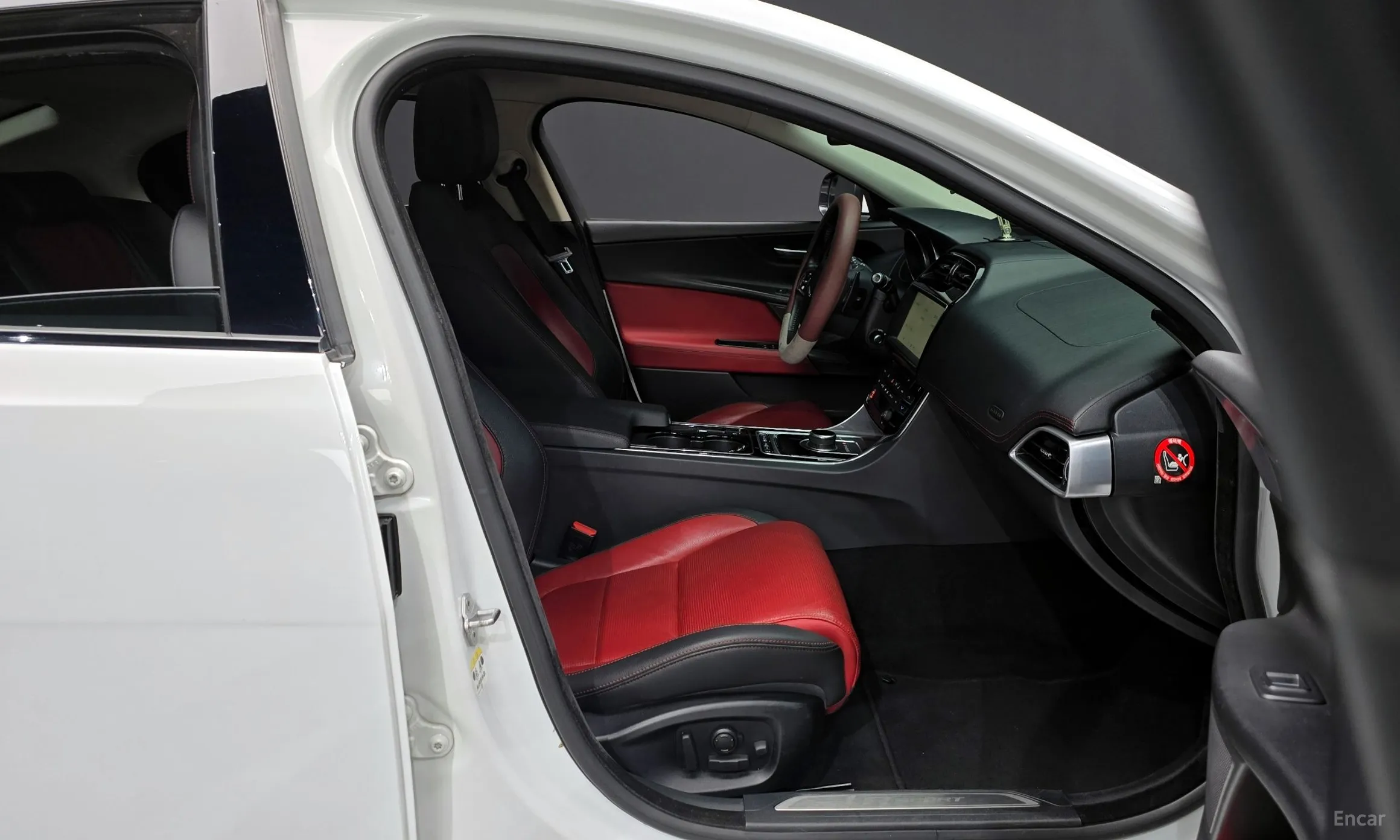 Jaguar XE превью 11
