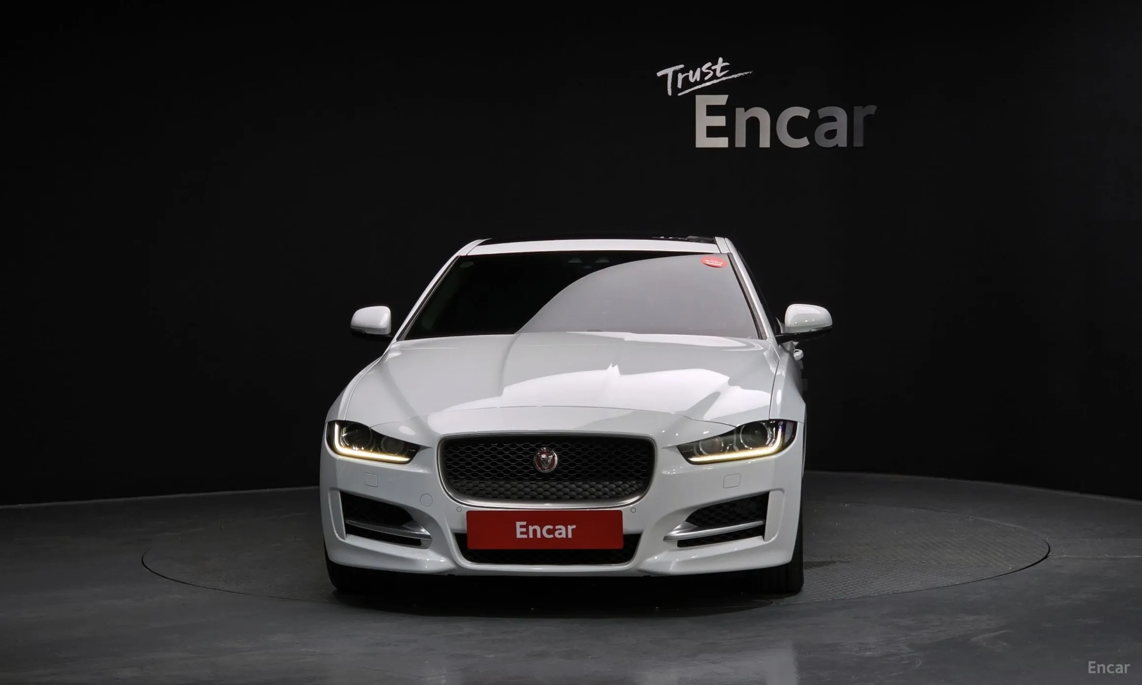 Jaguar XE превью 3