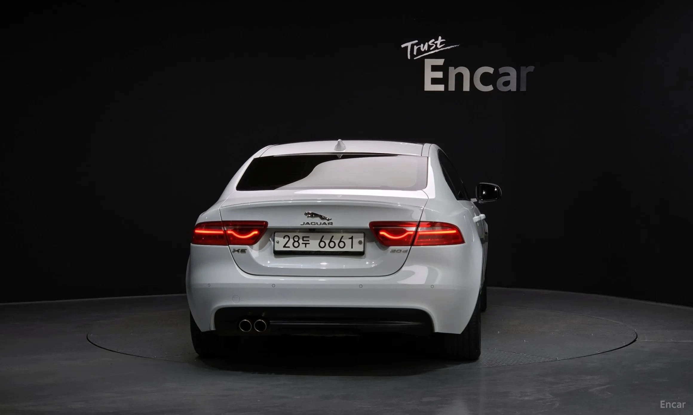 Jaguar XE превью 4