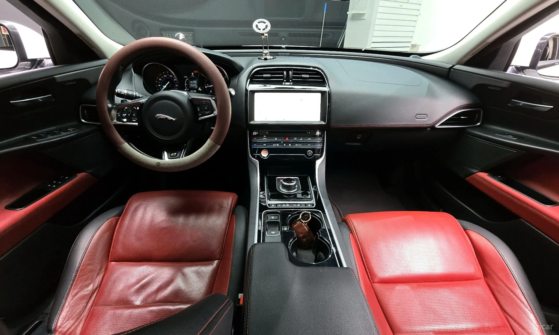 Jaguar XE превью 7