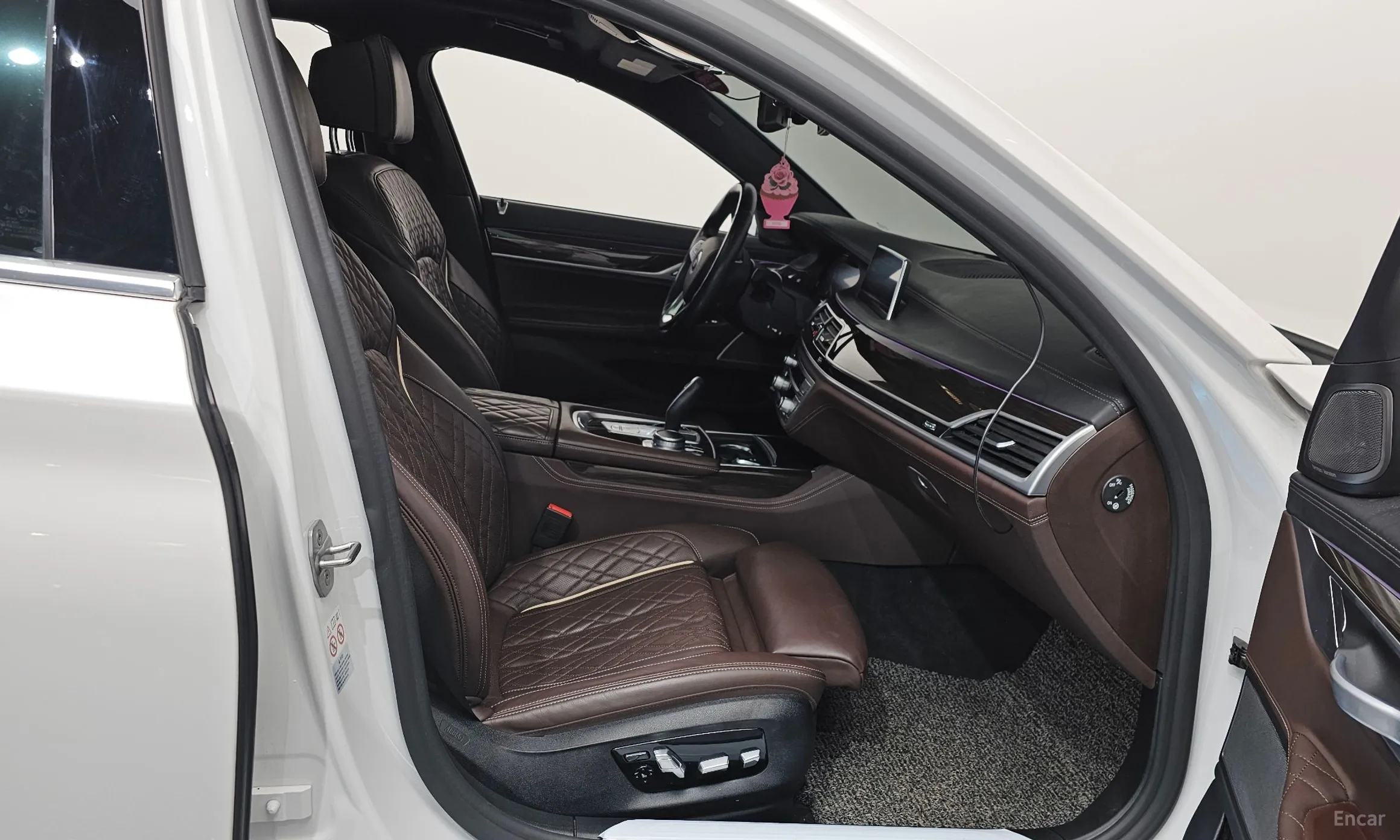 BMW 7 Series (G11) превью 11