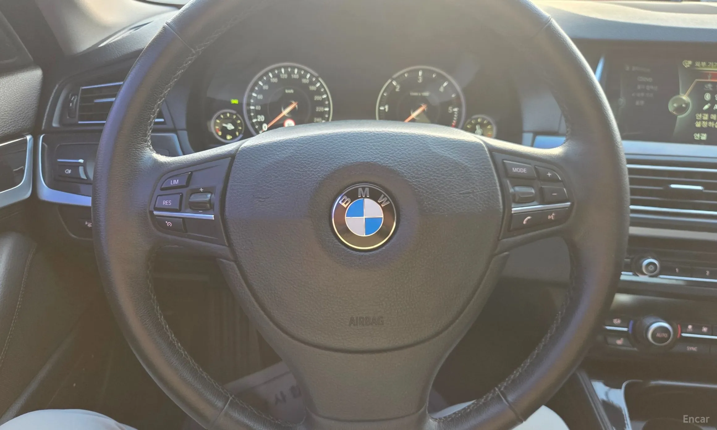BMW 5 Series (F10) превью 17