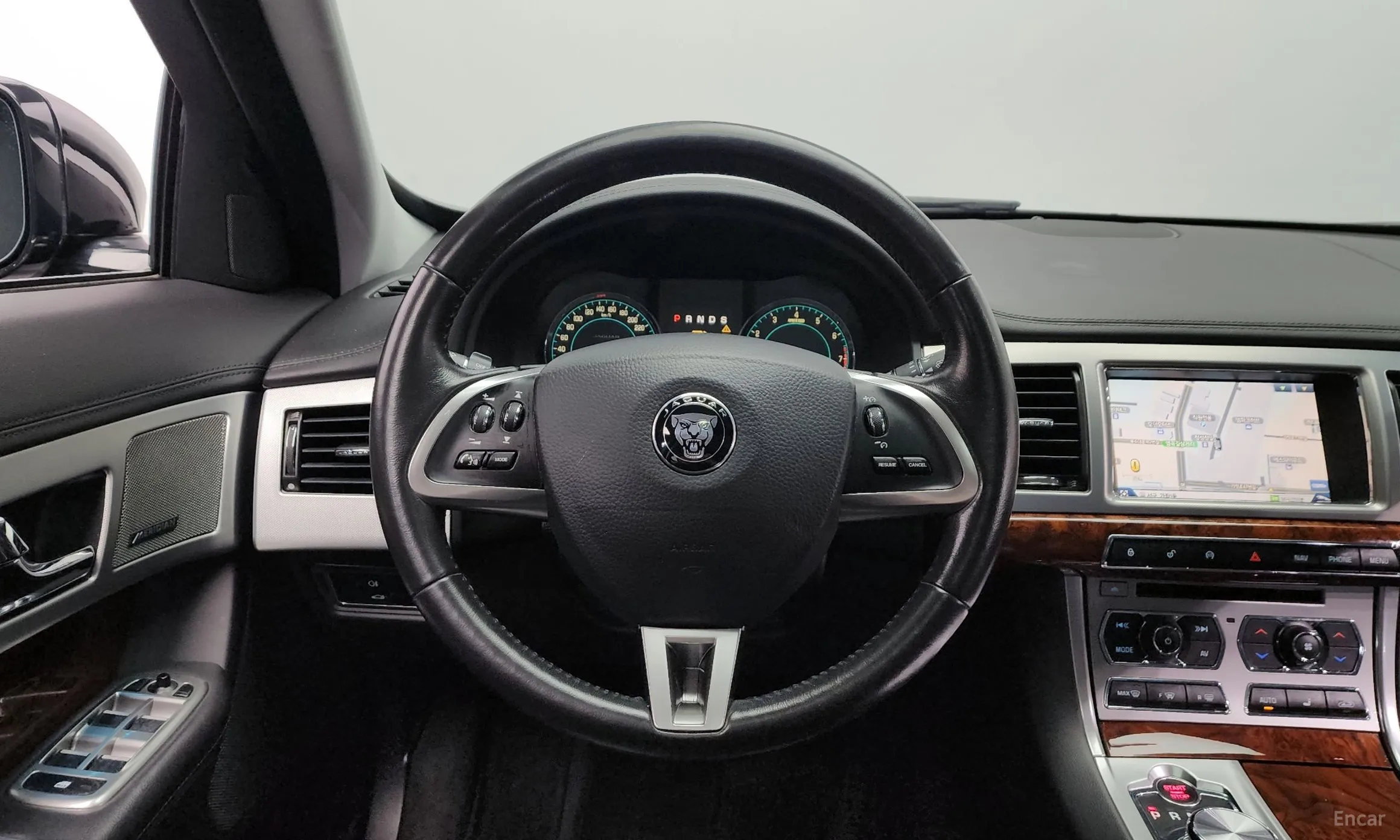 Jaguar New XF превью 13