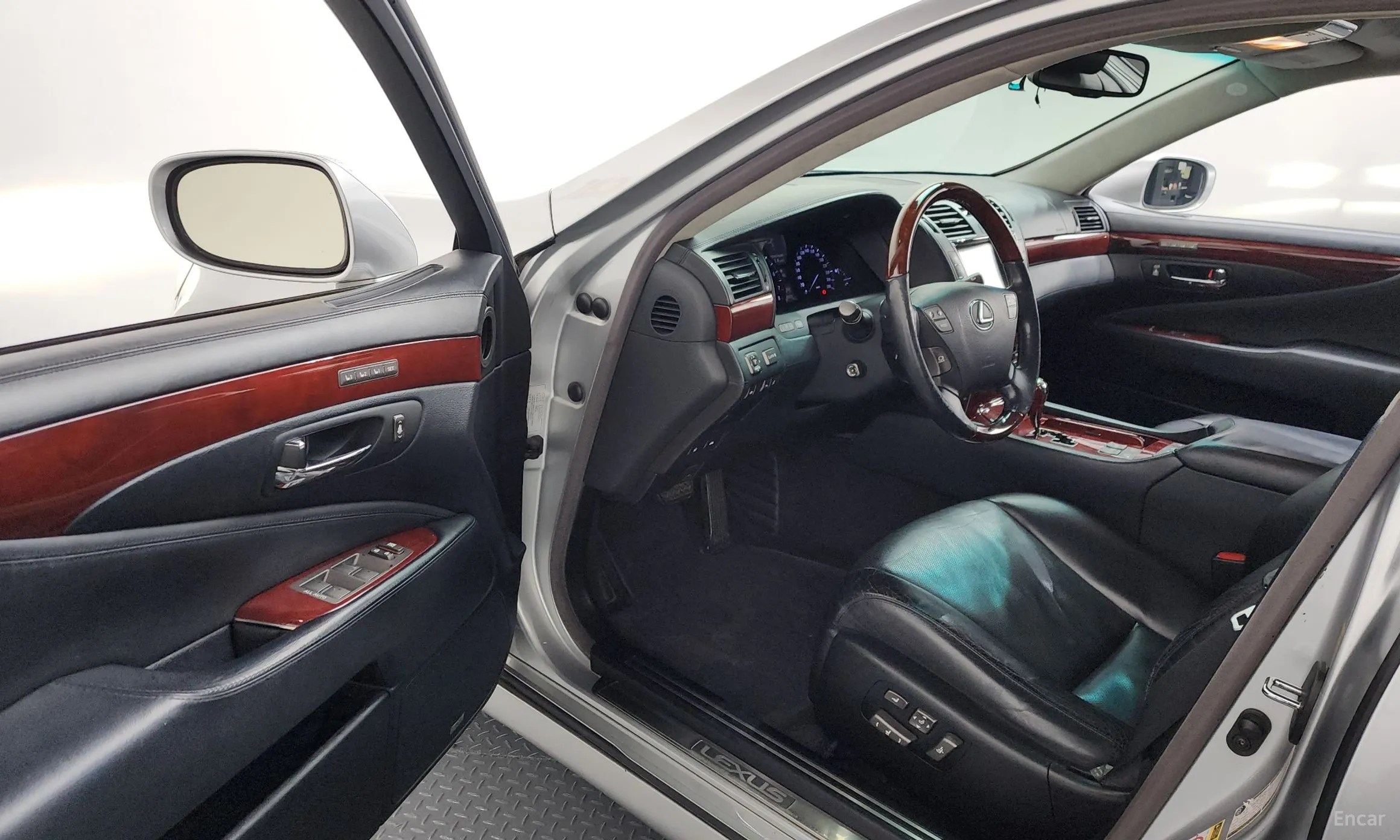 Lexus LS600hL превью 10