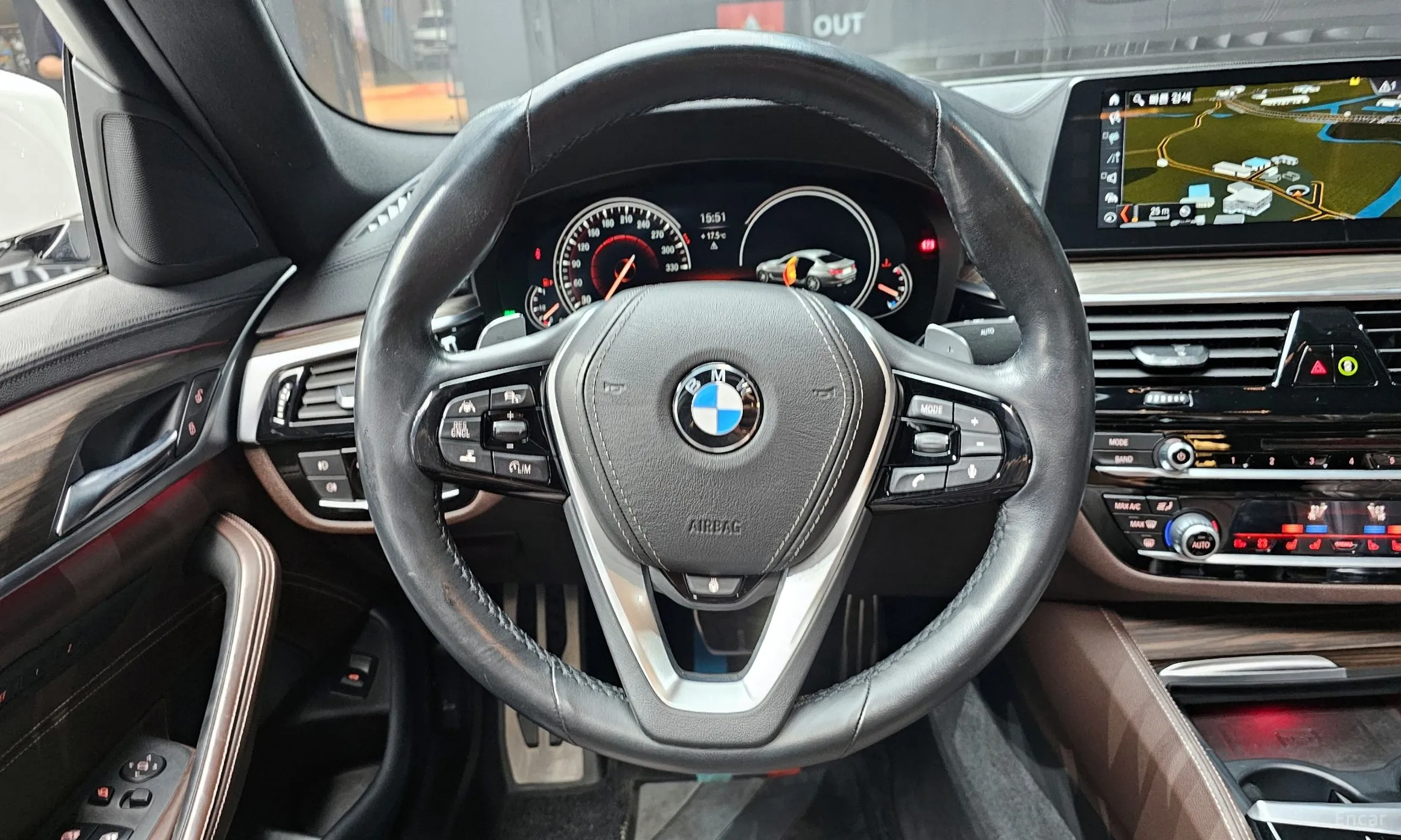 BMW 5 Series (G30) превью 13