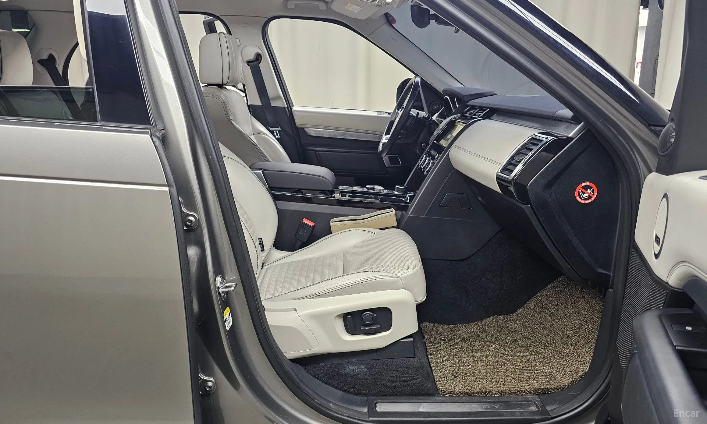 Land Rover Discovery 5 превью 11