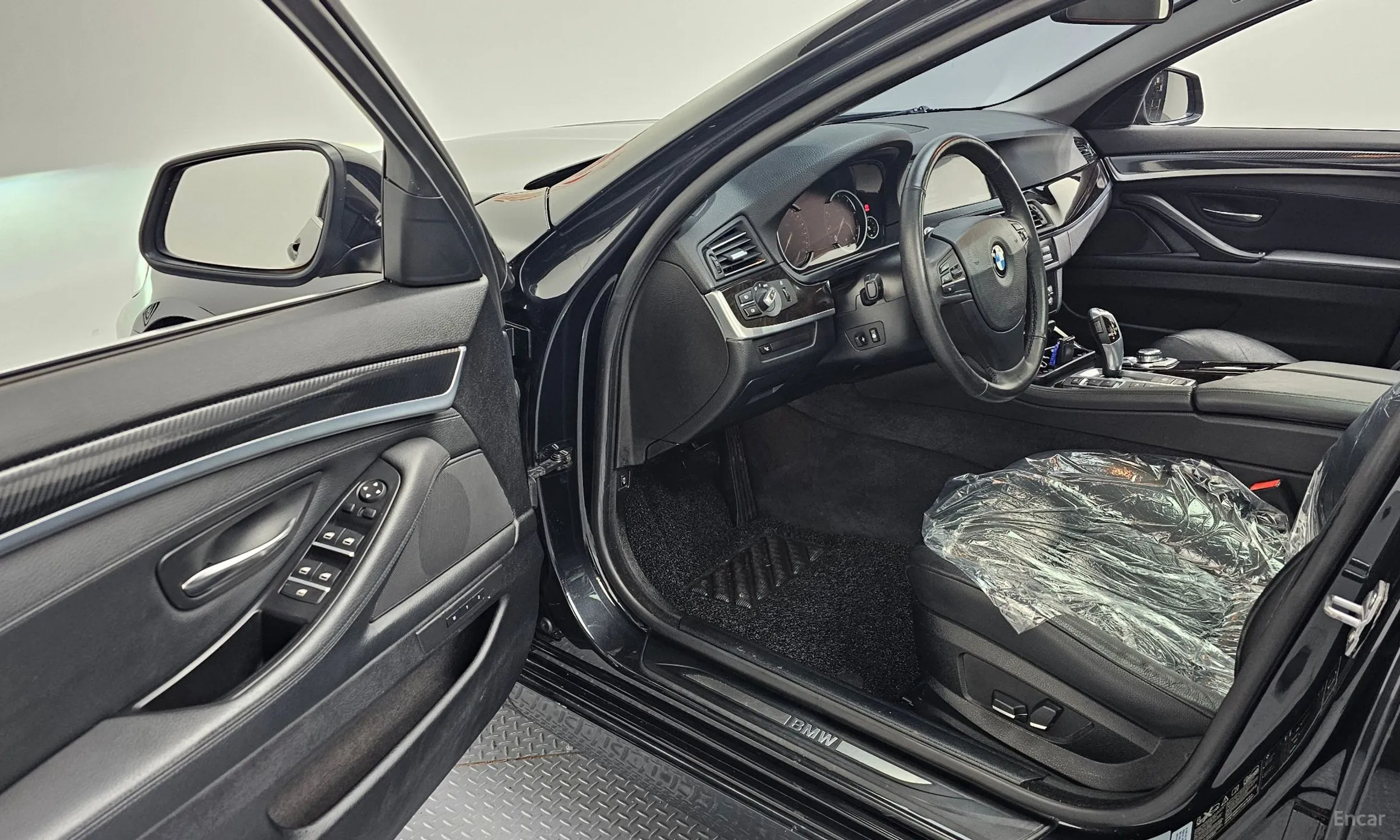 BMW 5 Series (F10) превью 11