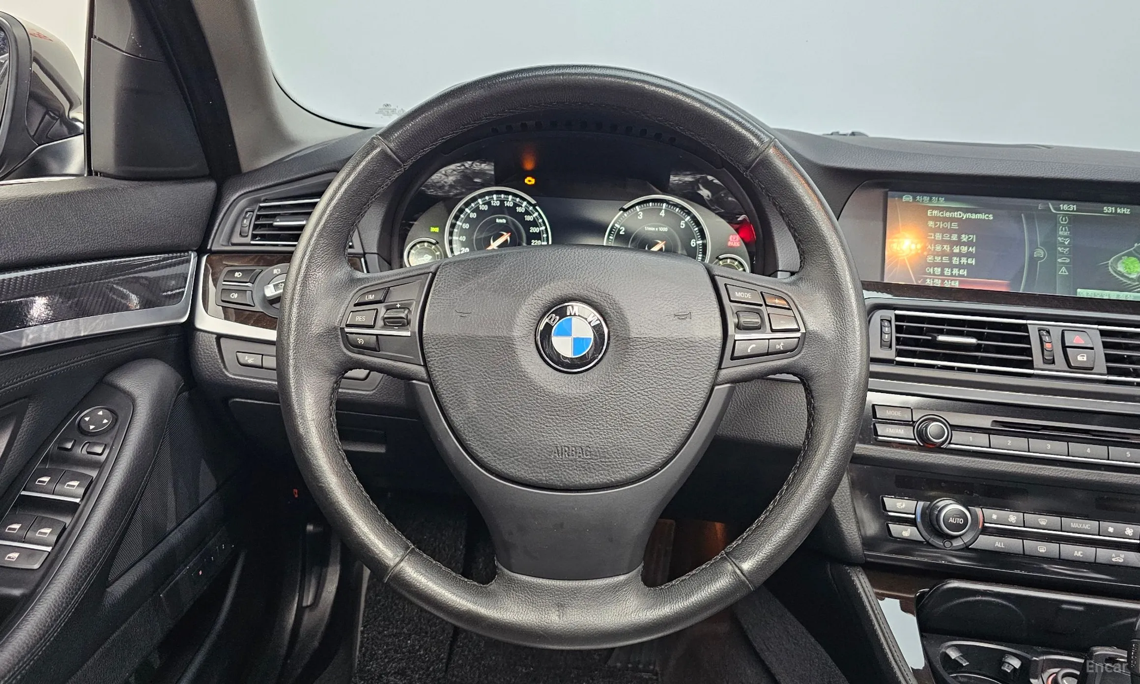 BMW 5 Series (F10) превью 13