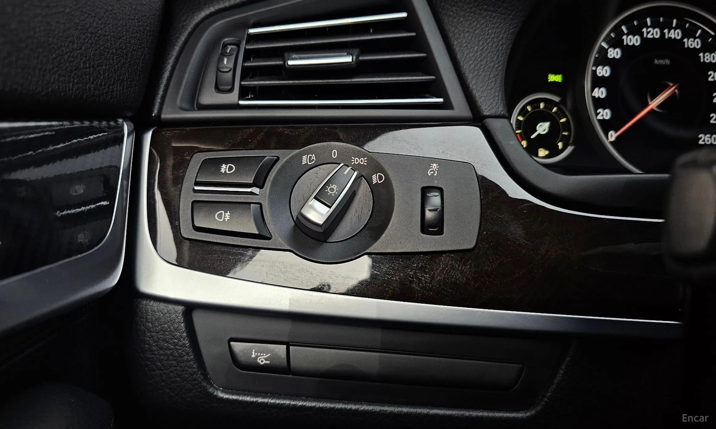 BMW 5 Series (F10) превью 17