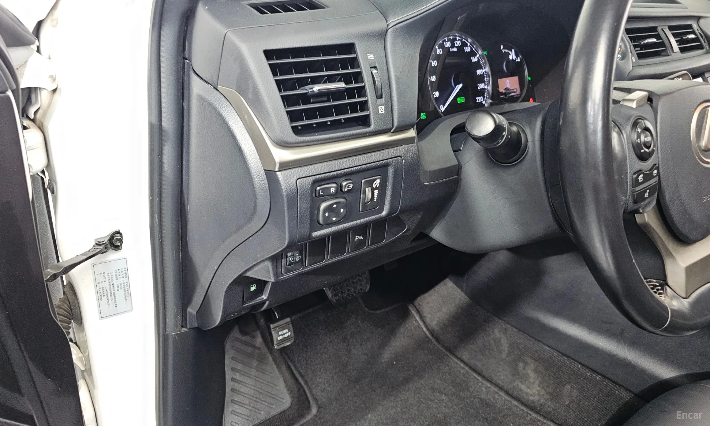 Lexus CT200h превью 14