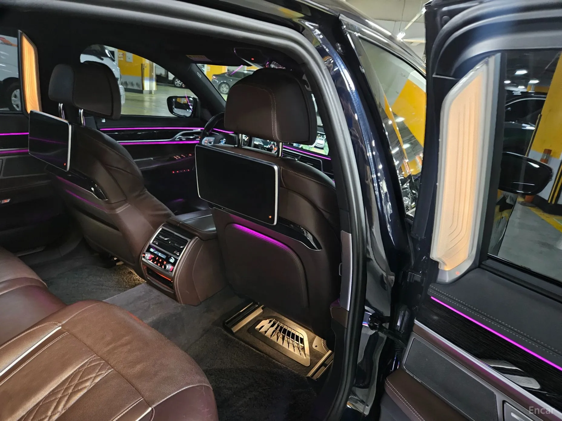 BMW 7 Series (G11) превью 18