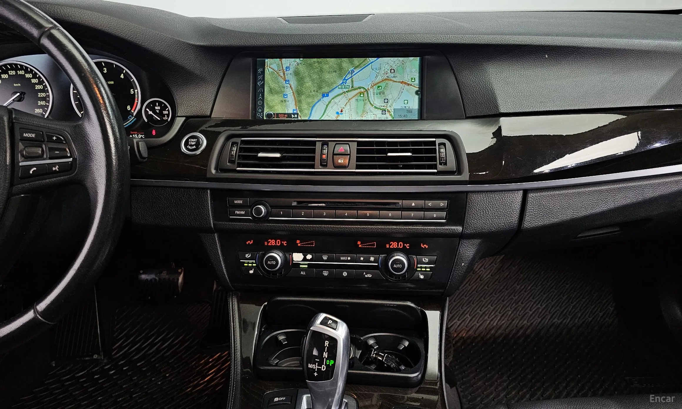BMW 5 Series (F10) превью 14