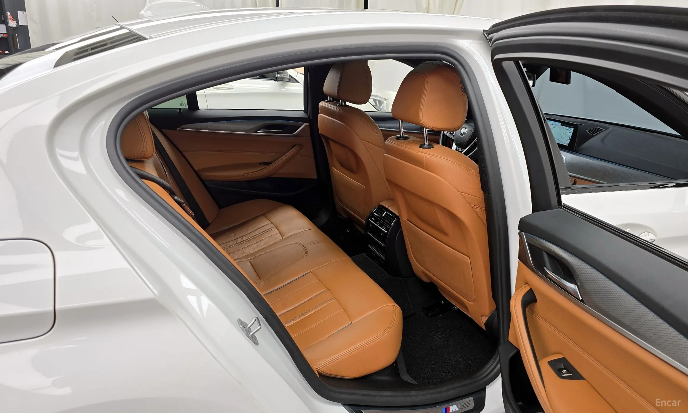 BMW 5 Series (G30) превью 12