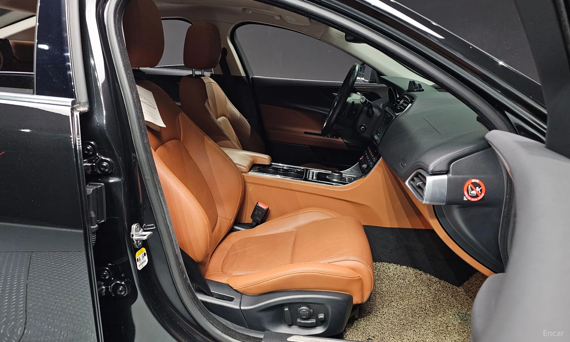 Jaguar XE превью 10