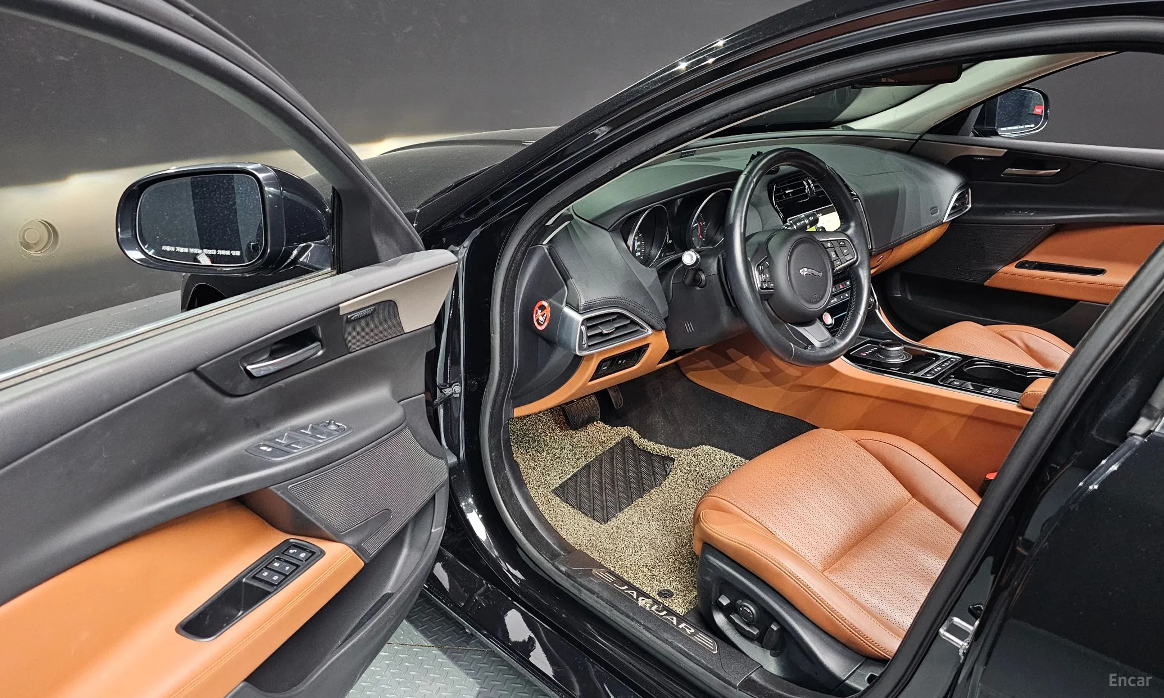 Jaguar XE превью 11