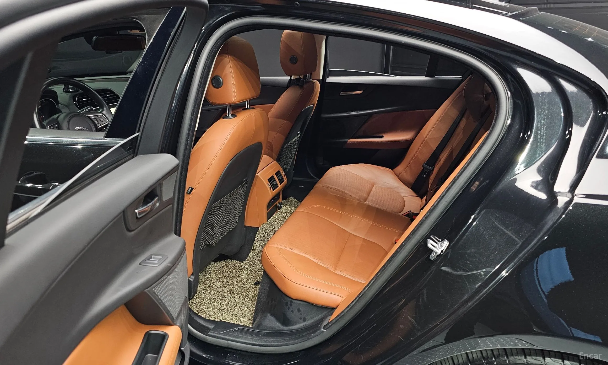 Jaguar XE превью 12
