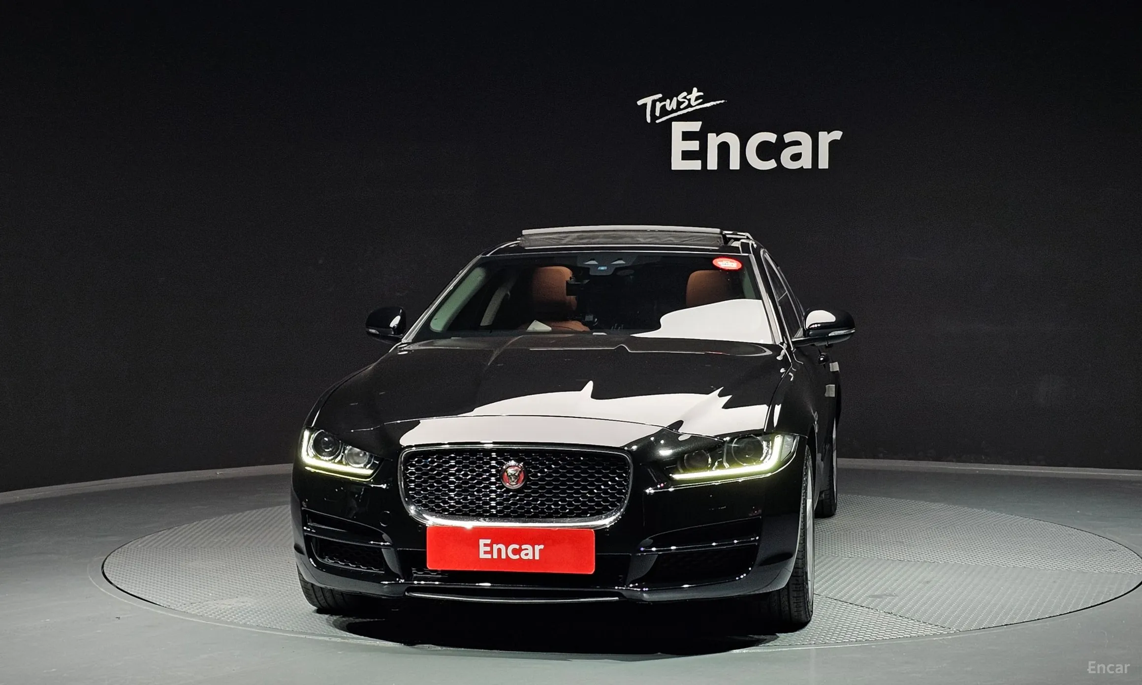 Jaguar XE превью 3