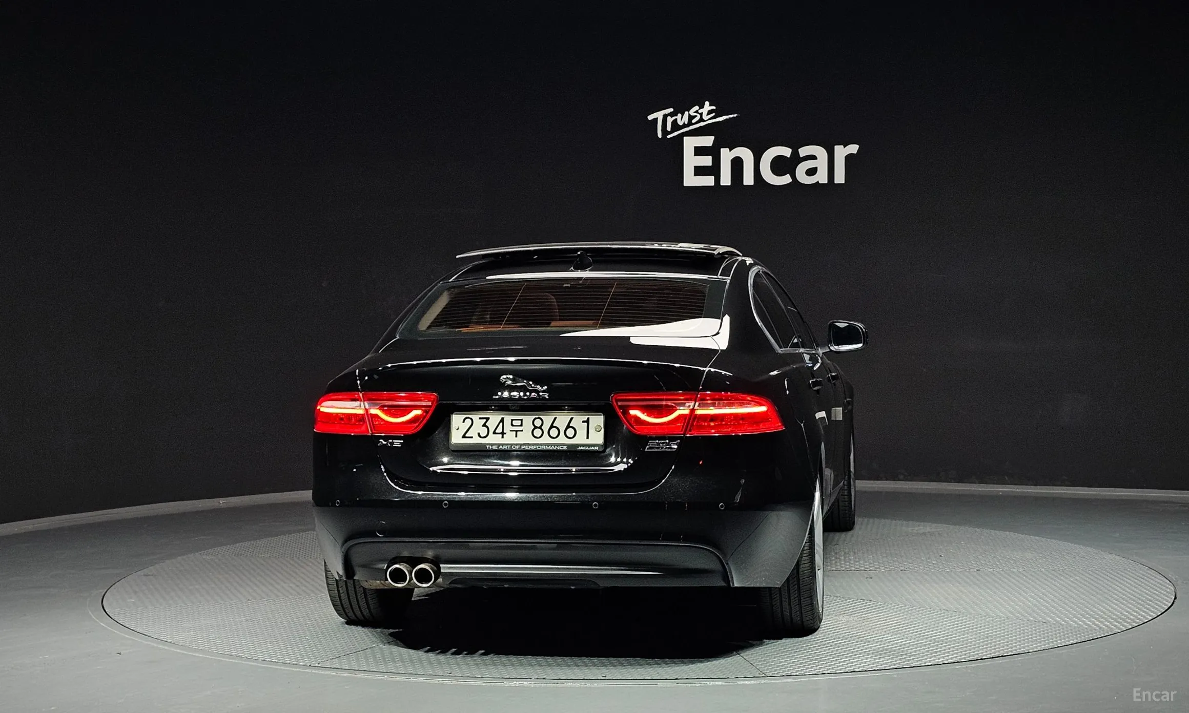 Jaguar XE превью 4