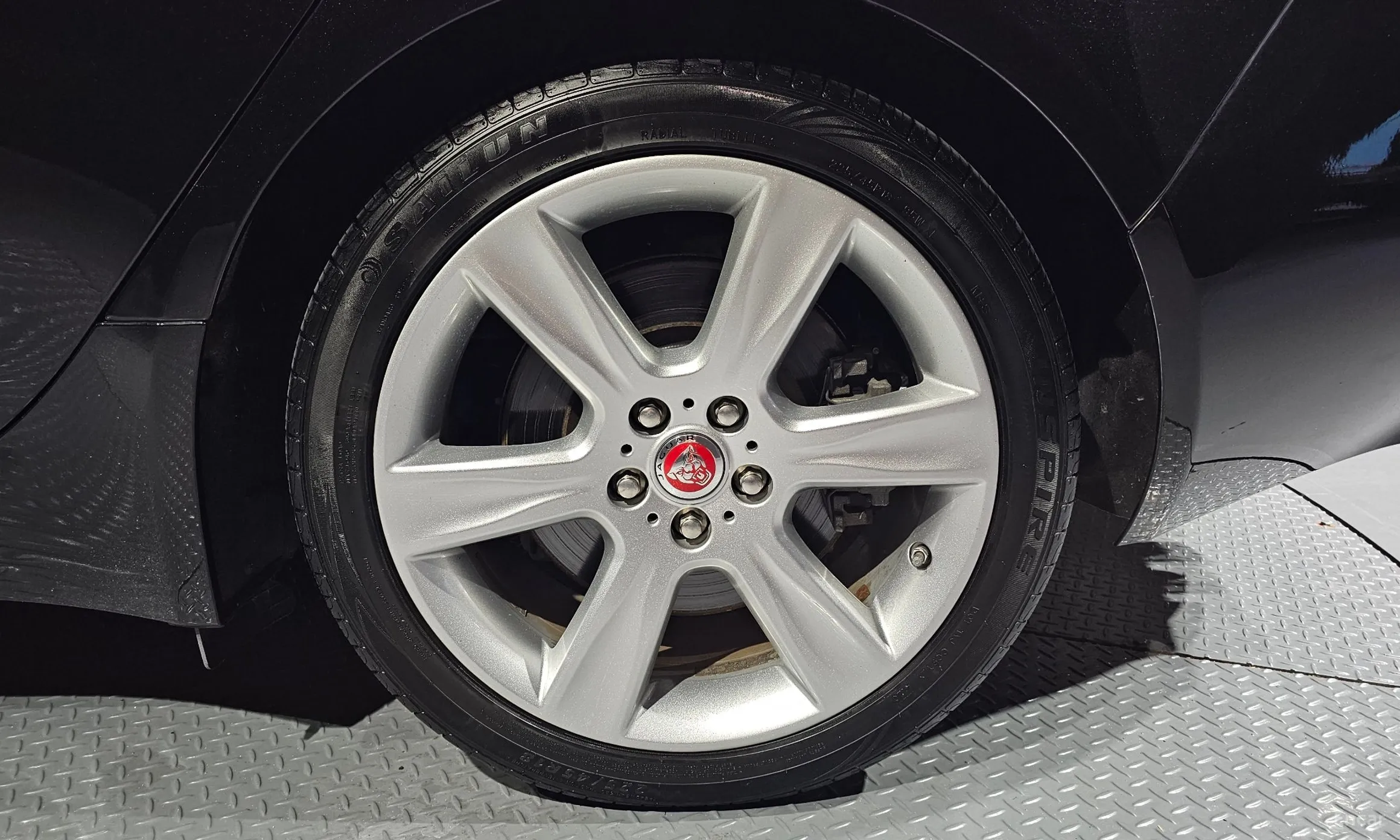 Jaguar XE превью 5