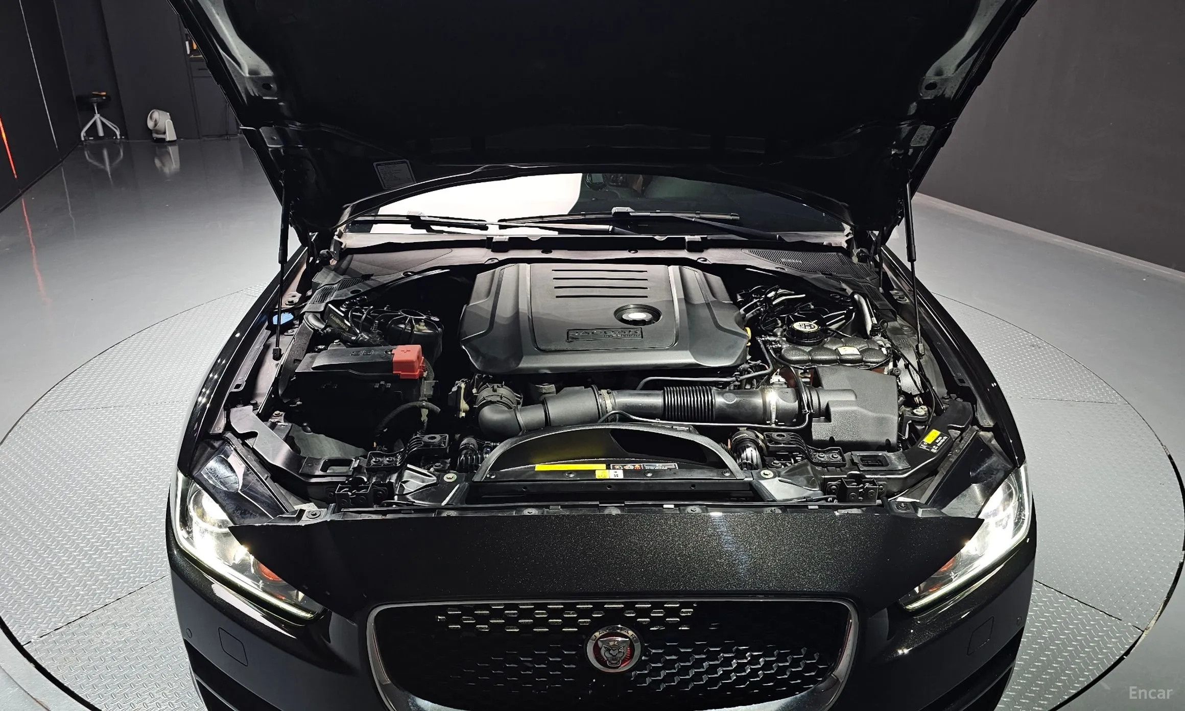 Jaguar XE превью 6