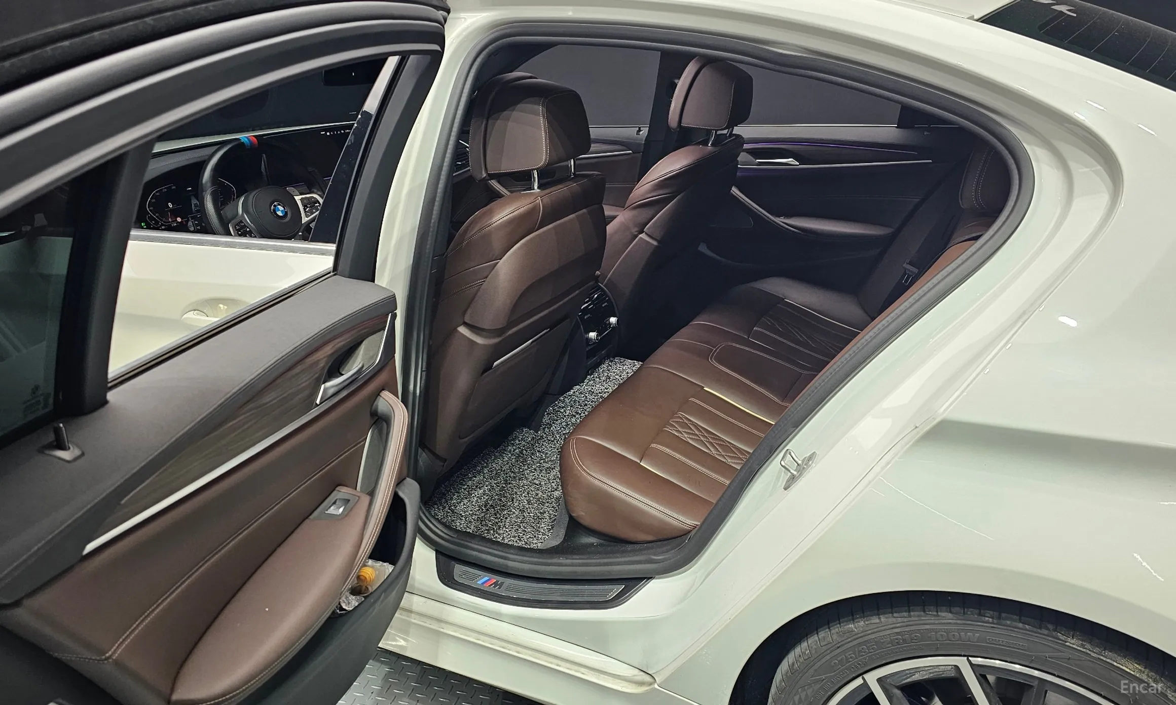 BMW 5 Series (G30) превью 12
