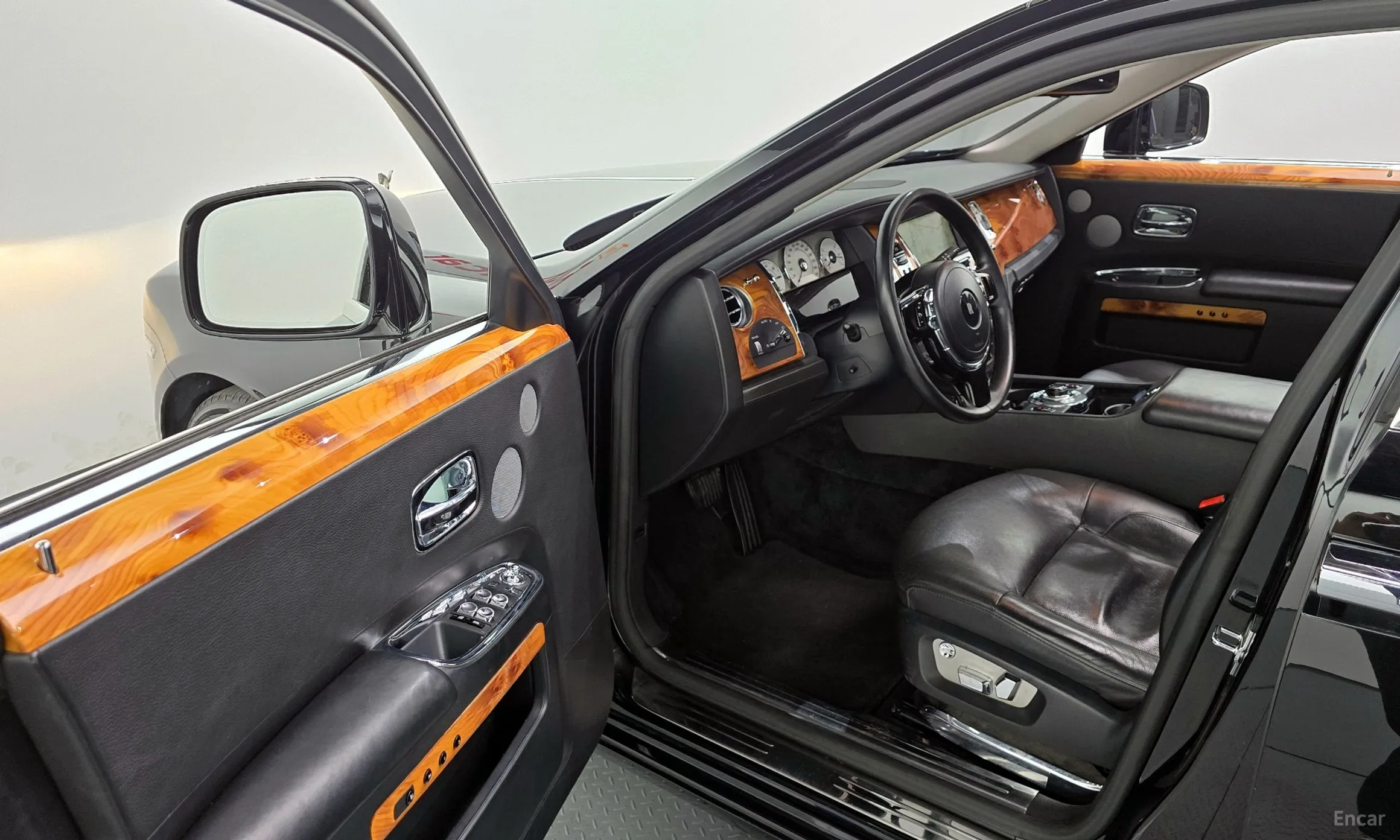 Rolls-Royce Ghost превью 10