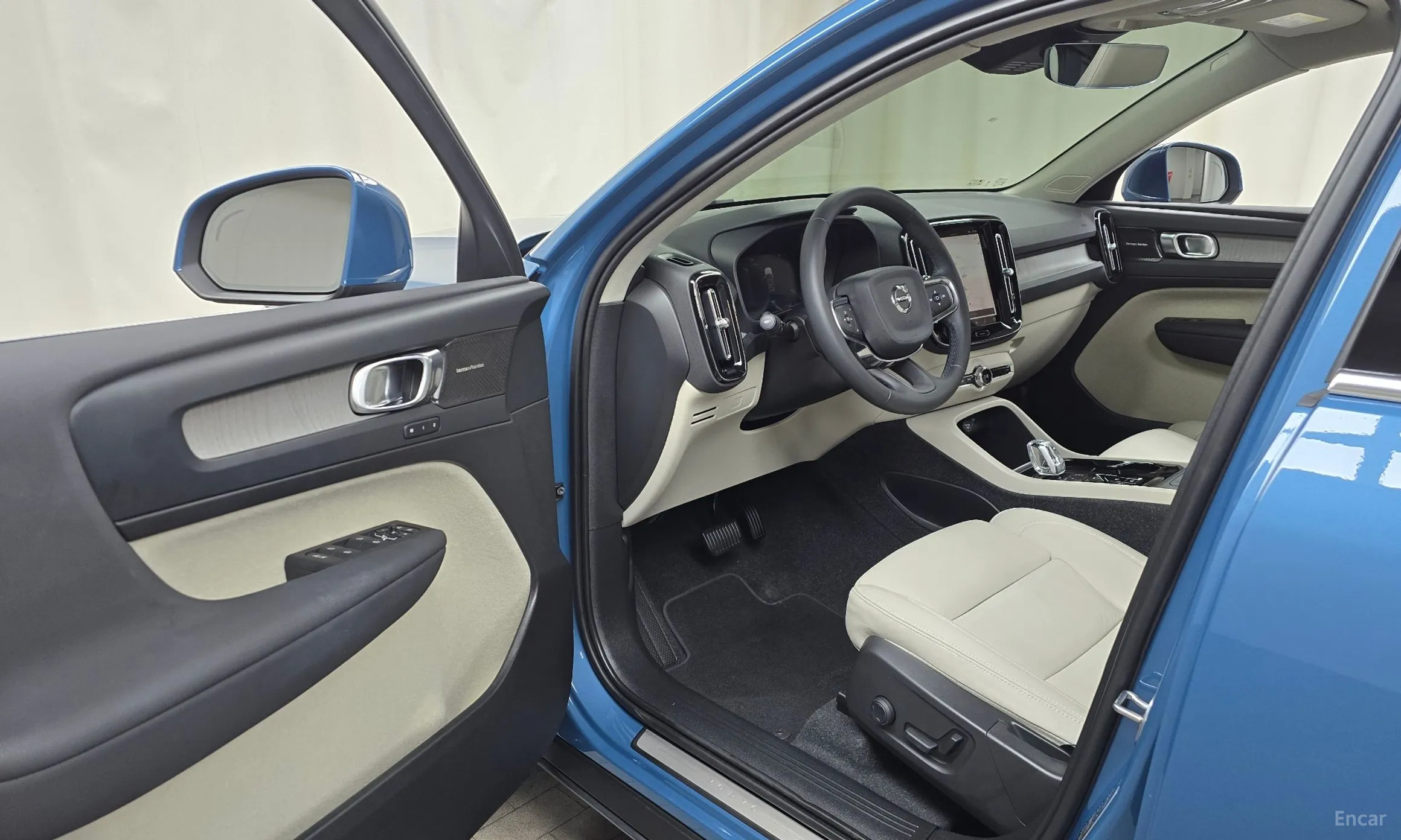 Volvo XC40 превью 10