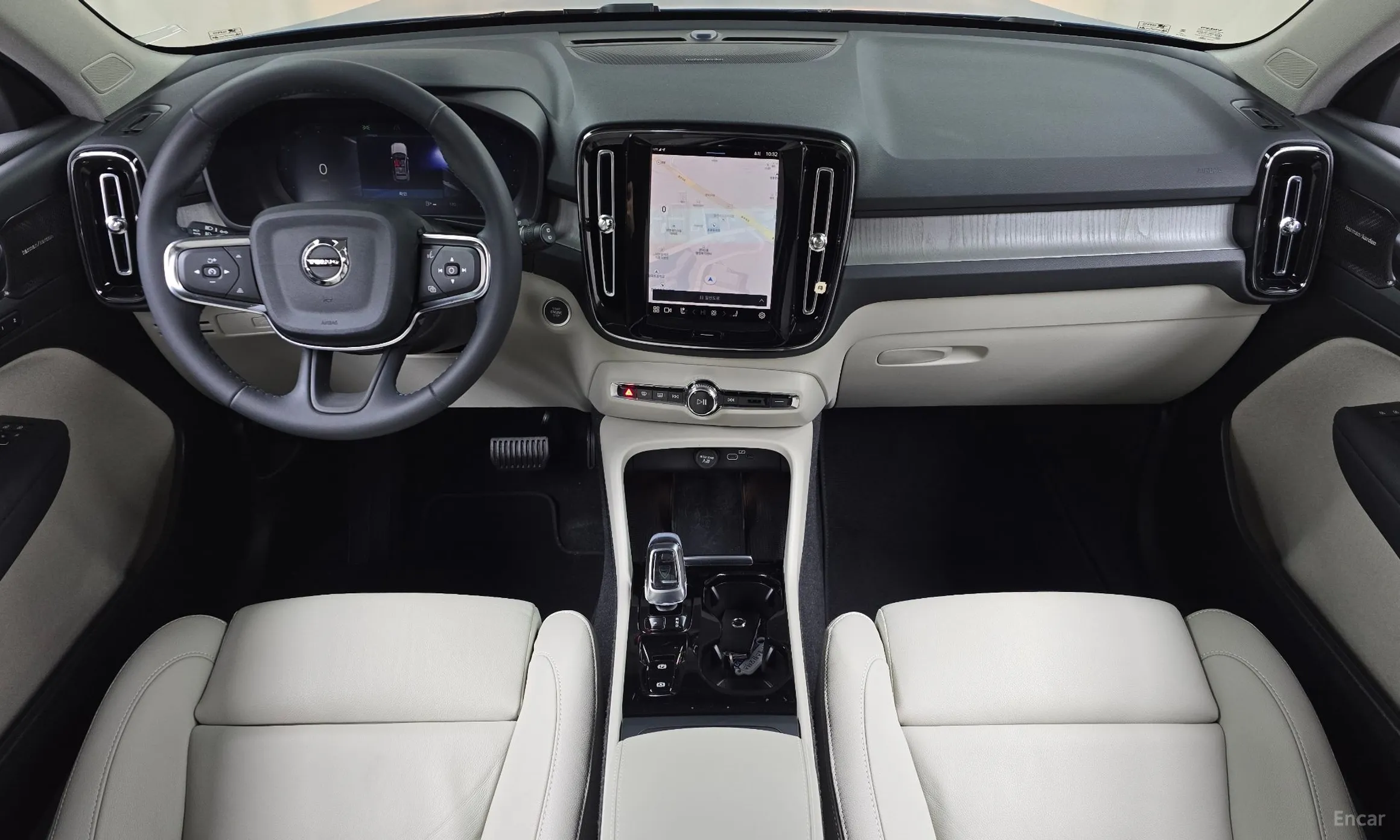 Volvo XC40 превью 7