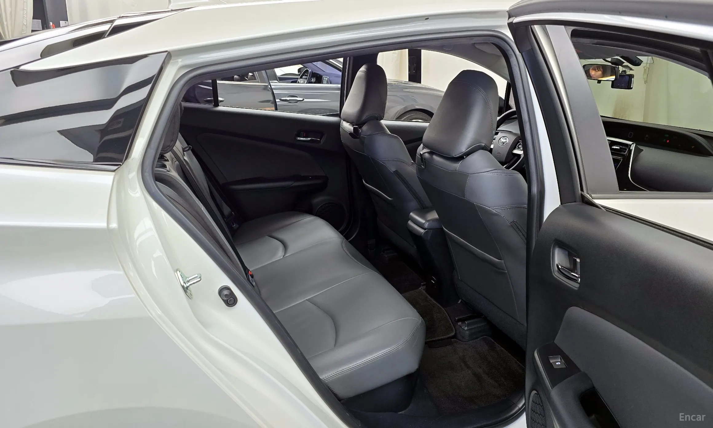 Toyota Prius 4th Generation превью 12